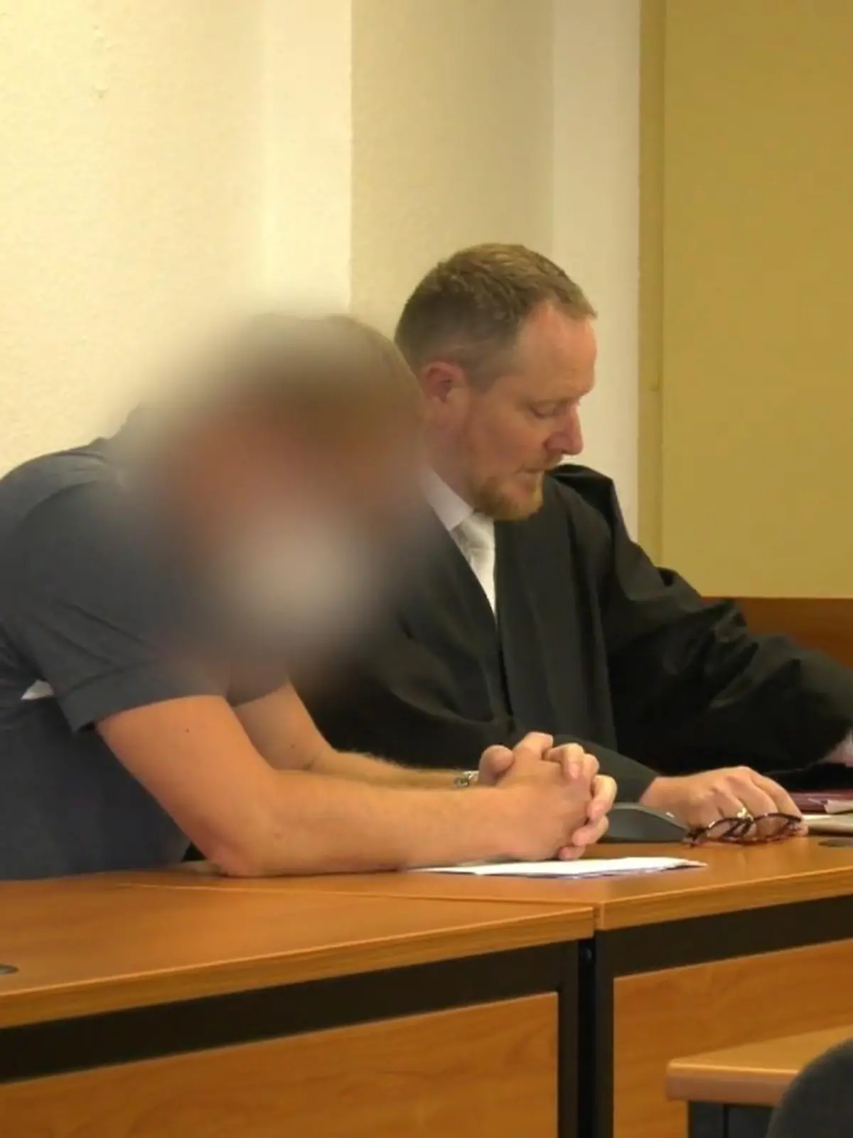 Über Jahre hatte David E. die Möglichkeit, sich trotz Vorstrafe an Kindern und Jugendlichen zu vergehen, arbeitete als Erzieher in einer Kita, beaufsichtigte Grundschüler in einem Hort - weil er die Lücken des Justizsystems ausnutzte.