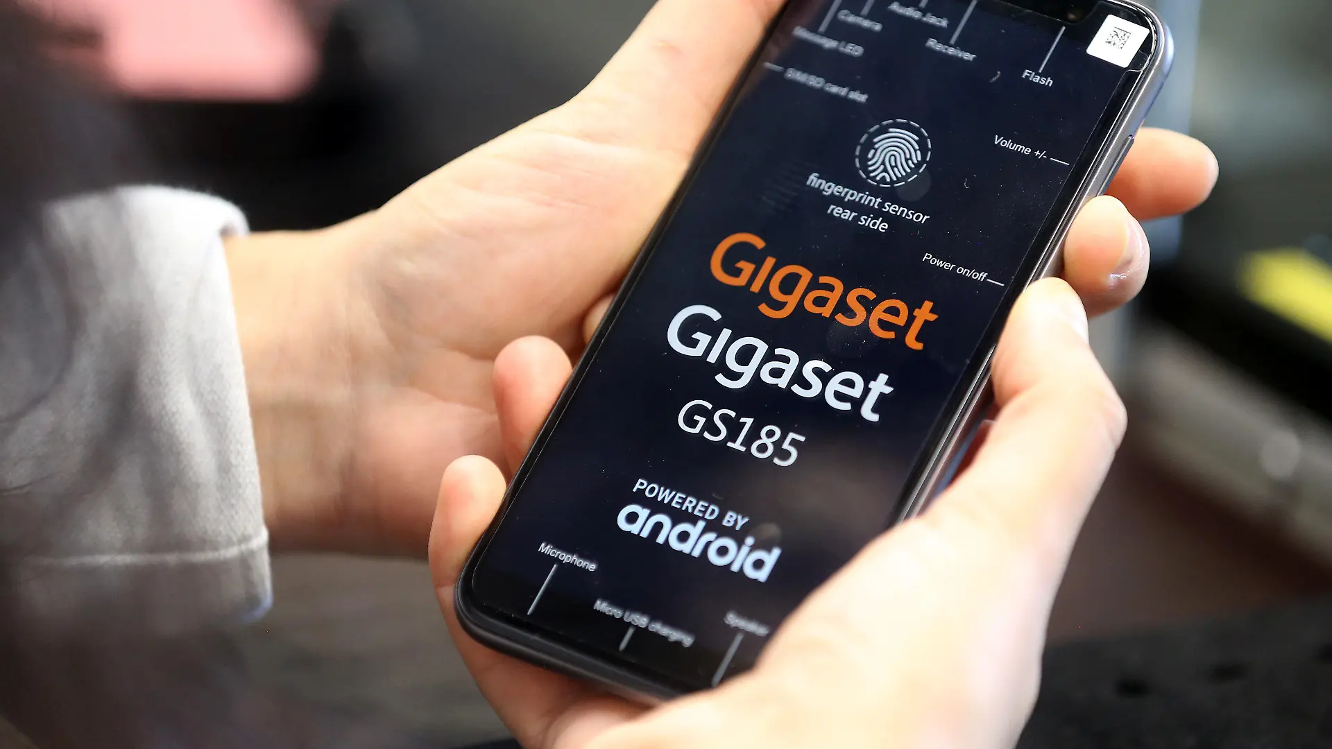 ARCHIV - 04.07.2018, Niedersachsen, Bocholt: Eine Gigaset Mitarbeiterin kontrolliert das gerade montierte Smartphone GS 185 von Gigaset. Der Anbieter von Kommunikationstechnologie Gigaset ist nach eigenen Angaben zahlungsunfähig. (zu dpa: «Gigaset AG stellt Insolvenzantrag ») Foto: Roland Weihrauch/dpa +++ dpa-Bildfunk +++