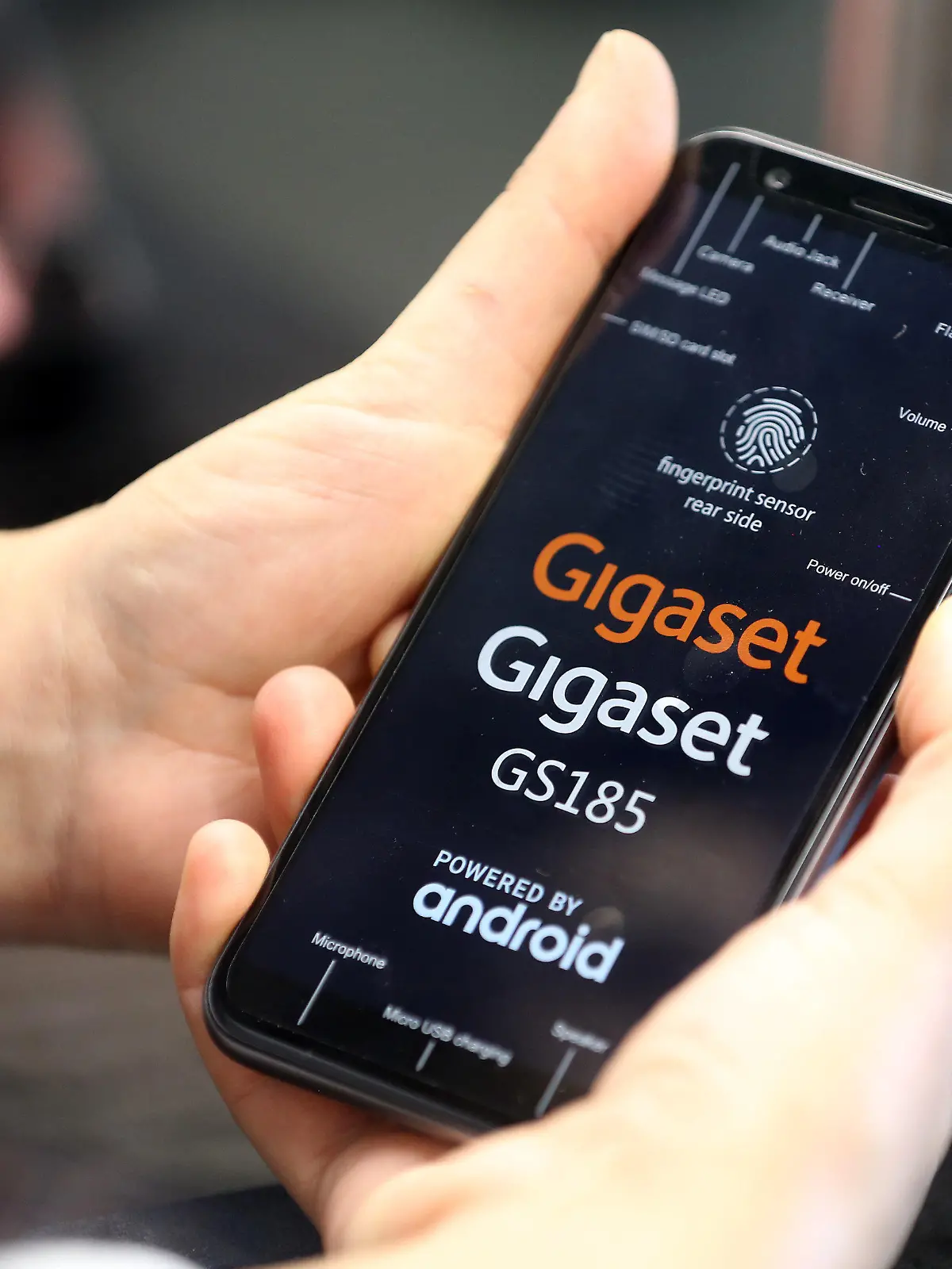 ARCHIV - 04.07.2018, Niedersachsen, Bocholt: Eine Gigaset Mitarbeiterin kontrolliert das gerade montierte Smartphone GS 185 von Gigaset. Der Anbieter von Kommunikationstechnologie Gigaset ist nach eigenen Angaben zahlungsunfähig. (zu dpa: «Gigaset AG stellt Insolvenzantrag ») Foto: Roland Weihrauch/dpa +++ dpa-Bildfunk +++