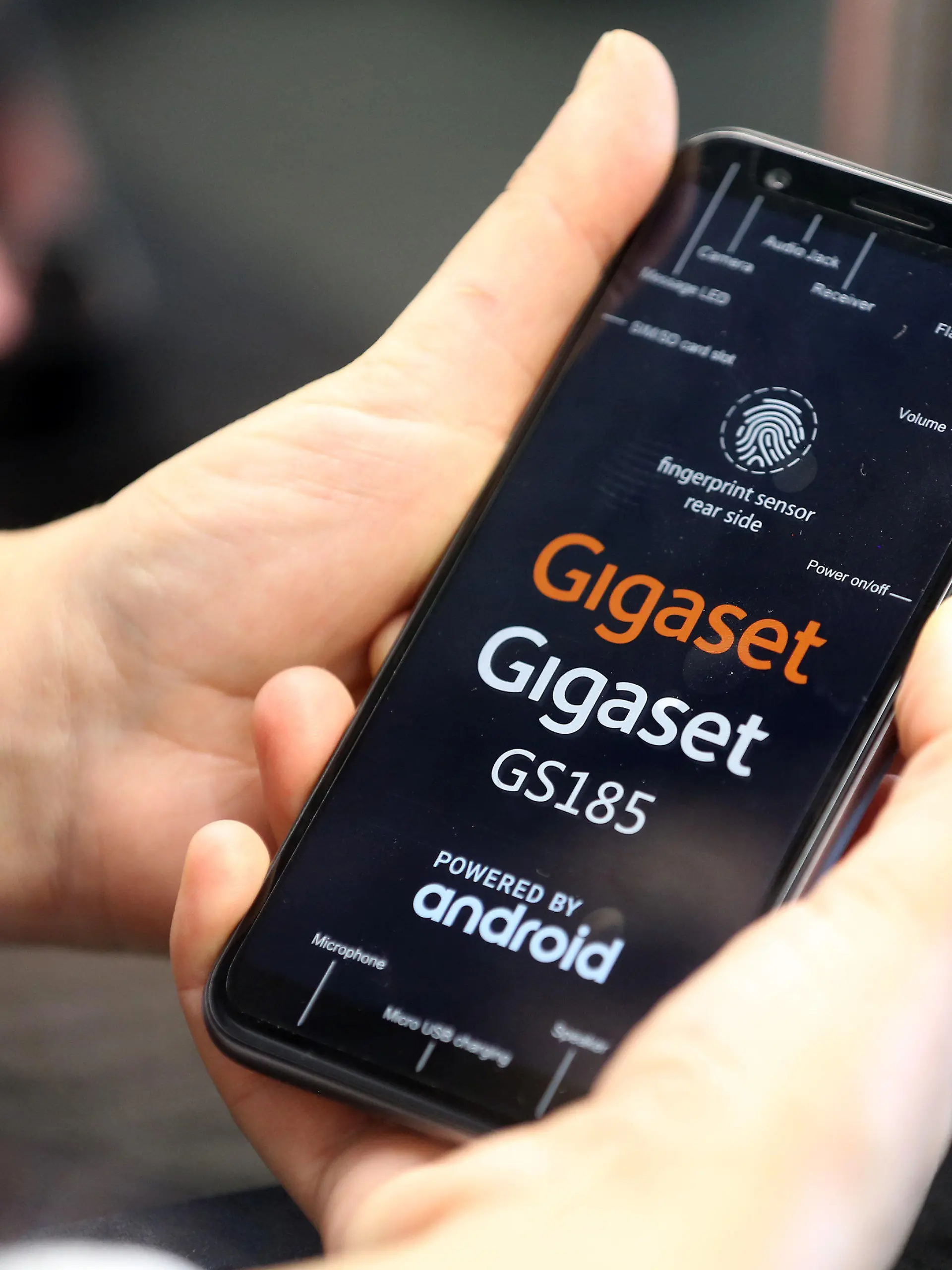 ARCHIV - 04.07.2018, Niedersachsen, Bocholt: Eine Gigaset Mitarbeiterin kontrolliert das gerade montierte Smartphone GS 185 von Gigaset. Der Anbieter von Kommunikationstechnologie Gigaset ist nach eigenen Angaben zahlungsunfähig. (zu dpa: «Gigaset AG stellt Insolvenzantrag ») Foto: Roland Weihrauch/dpa +++ dpa-Bildfunk +++