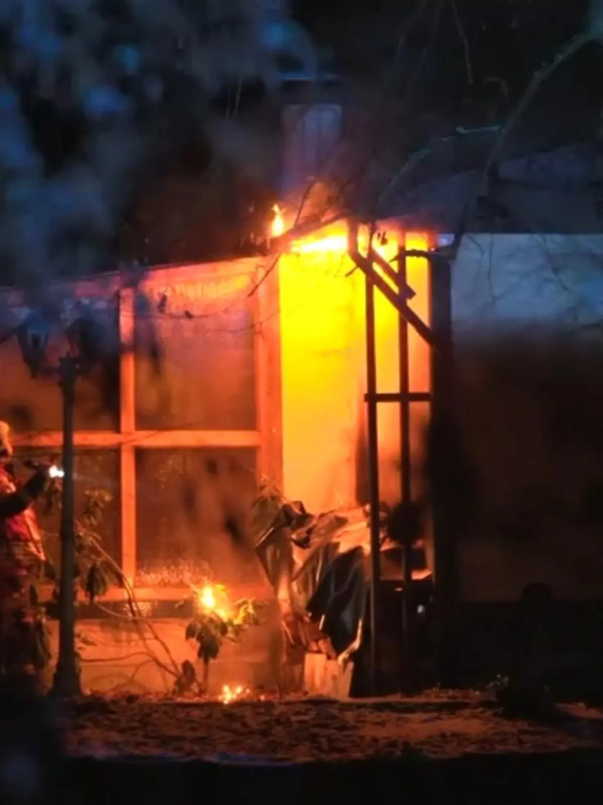 Schutzengel für älteres Ehepaar! Max German rettet in Oranienburg ein Pärchen aus ihrem brennenden Haus. Der 21-Jährige hatte die Flammen aus seinem eigenen Fenster eine Straße weiter gesehen und sofort gehandelt. Als er bei dem brennenden Haus ankommt wird schnell klar: Die Flammen haben sich bereits im gesamten Dachstuhl ausgebreitet. Wie mutig er dann das Ehepaar aus dem Haus holt, zeigen wir Ihnen im Video!