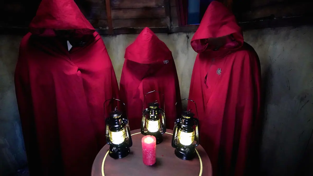 HANDOUT - 08.05.2023, ---: Archiv - Die Verräter in Kutten bei der Zusammenkunft in der Konklave in Folge 1 der RTL-Show «Die Verräter - Vertraue Niemandem!». Moderatorin Sonja Zietlow präsentiert die RTL-Reality-Krimi-Show . Die Show läuft ab 20. September 2023 immer mittwochs um 20.15 Uhr auf RTL. Foto: Stefan Gregorowius/RTL/dpa - ACHTUNG: Nur zur redaktionellen Verwendung im Zusammenhang mit einer Berichterstattung über die Show und nur mit vollständiger Nennung des vorstehenden Credits +++ dpa-Bildfunk +++