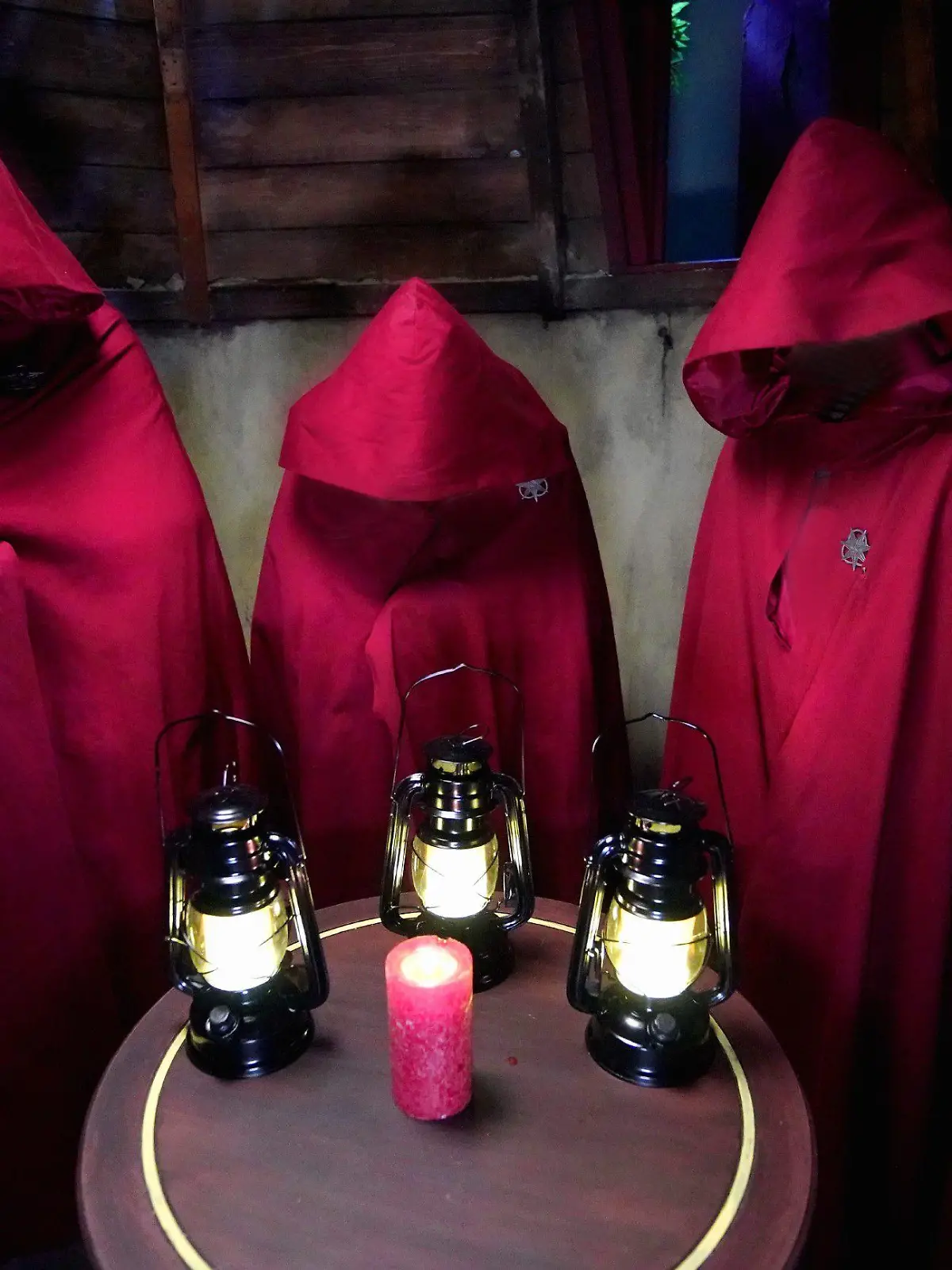 HANDOUT - 08.05.2023, ---: Archiv - Die Verräter in Kutten bei der Zusammenkunft in der Konklave in Folge 1 der RTL-Show «Die Verräter - Vertraue Niemandem!». Moderatorin Sonja Zietlow präsentiert die RTL-Reality-Krimi-Show . Die Show läuft ab 20. September 2023 immer mittwochs um 20.15 Uhr auf RTL. Foto: Stefan Gregorowius/RTL/dpa - ACHTUNG: Nur zur redaktionellen Verwendung im Zusammenhang mit einer Berichterstattung über die Show und nur mit vollständiger Nennung des vorstehenden Credits +++ dpa-Bildfunk +++