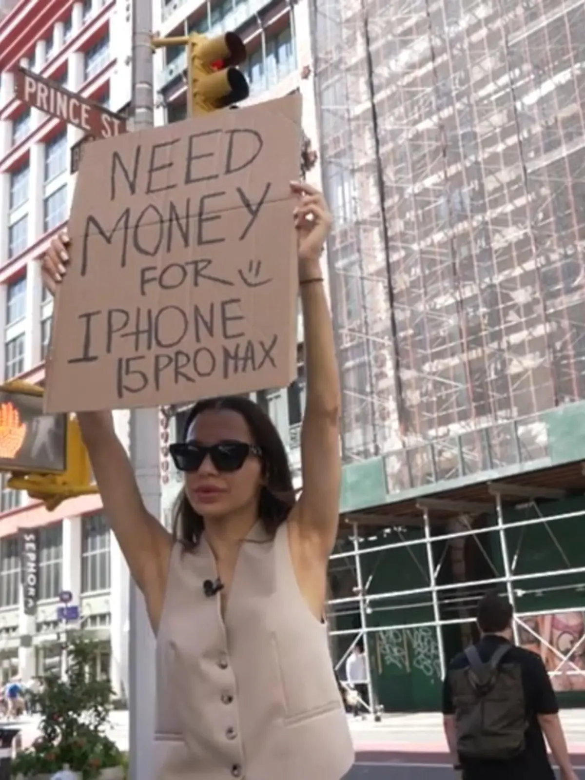 Was für eine Aktion. Influencerin Karolina Geits sammelt in New York regelmäßig Geld für sich selbst. Das kommt gut an! Doch würde das auch in Deutschland funktionieren? RTL macht den Test.