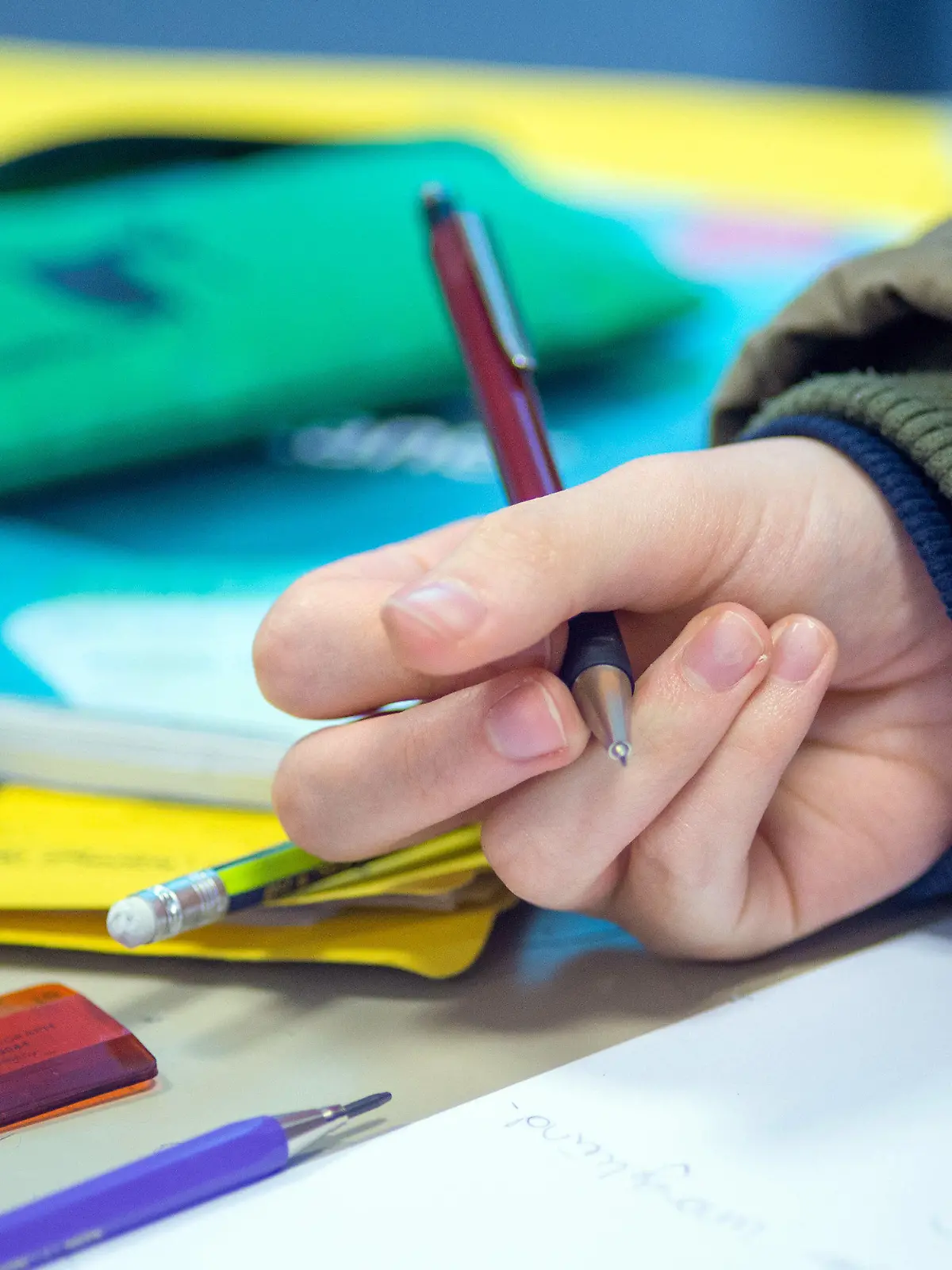 ARCHIV - 13.12.2019, Sachsen-Anhalt, Magdeburg: ILLUSTRATION - Ein Schüler schreibt im Unterricht. In der aktuellen Ausgabe des Deutschen Schulbarometers der Robert-Bosch-Stiftung berichten Lehrkräfte unter anderem von einem sichtbaren Anstieg der Kinderarmut und von Ängsten und Sorgen, die sie bei ihren Schülerinnen und Schülern beobachten. Darüber hinaus beklagen die Lehrkräfte nach wie vor die hohe Arbeitsbelastung und den massiven Lehrkräftemangel. Foto: Klaus-Dietmar Gabbert/dpa +++ dpa-Bildfunk +++