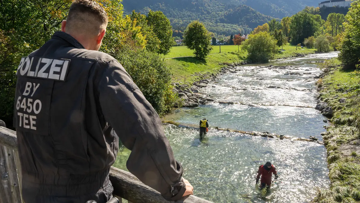 06.10.2022, Bayern, Aschau Im Chiemgau: Nach dem Tod einer jungen Frau suchen Polizeitaucher in der Ortschaft das Flussbett der Prien nach Spuren ab. Foto: Peter Kneffel/dpa +++ dpa-Bildfunk +++