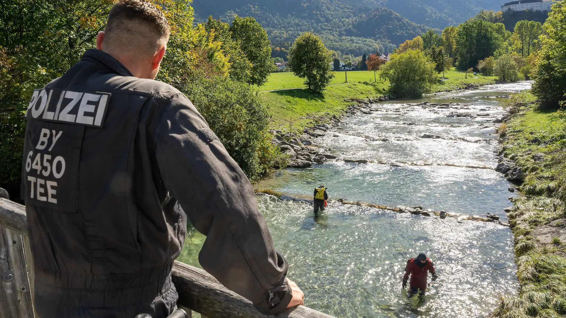 06.10.2022, Bayern, Aschau Im Chiemgau: Nach dem Tod einer jungen Frau suchen Polizeitaucher in der Ortschaft das Flussbett der Prien nach Spuren ab. Foto: Peter Kneffel/dpa +++ dpa-Bildfunk +++
