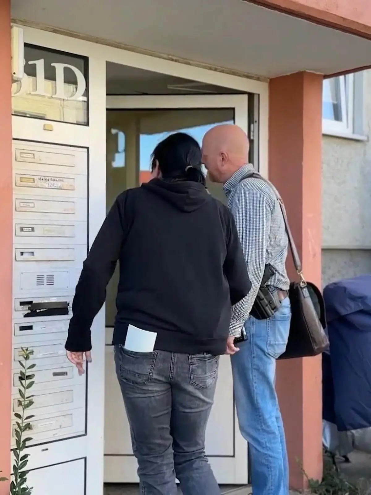In Pragsdorf befragen die Ermittler der Mordkommission heute gezielt Anwohner zu den neuen Erkenntnissen - aber was genau steckt dahinter?