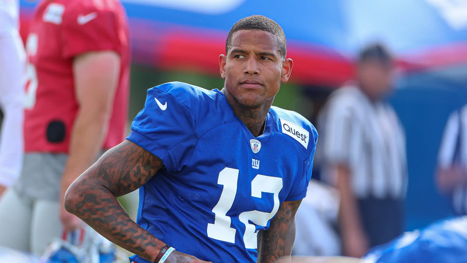 NFL, American Football Herren, USA New York Giants Training Camp Aug 1, 2023 East Rutherford, NJ, USA New York Giants tight end Darren Waller 12 stretches during training camp at the Quest Diagnostics Training Facility. East Rutherford NJ USA, EDITORIAL USE ONLY PUBLICATIONxINxGERxSUIxAUTxONLY Copyright: xVincentxCarchiettax 20230801_mcd_cb6_53