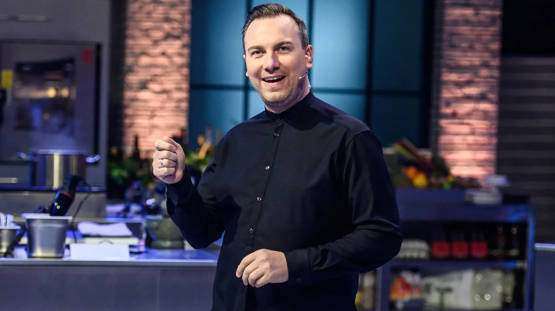 Juror Tim Raue erwartet freudig die Gerichte.
Die Verwendung des sendungsbezogenen Materials ist nur mit dem Hinweis und Verlinkung auf RTL+ gestattet.