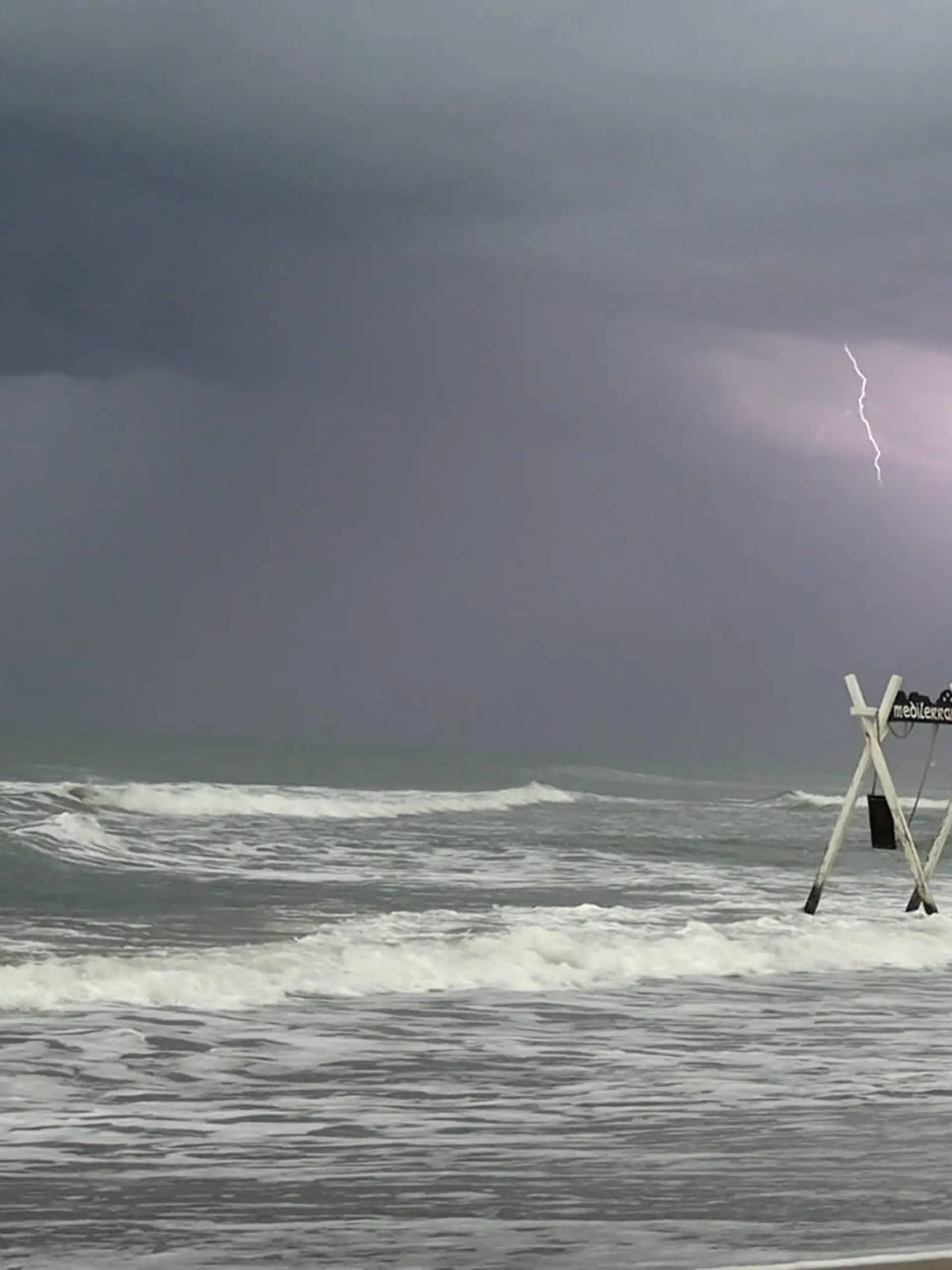 News Bilder des Tages ID 673 Eine mächtige Gewitterfront ist am Freitagmorgen über die Amalfiküste hinweggezogen. Über dem viel zu warmen Mittelmeer entwickelten sich in den frühen Morgenstunden heftige Unwetter mit Kurs auf Italien. Unser Fotograf stand nur wenige Kilometer von Salerno entfernt. Eindrucksvoll zog die Unwetterfront über dem Meer auf. Es folgten Blitzeinschläge, Sturm und Regen. Örtlich gab es Überschwemmungen. Erst wenige Stunden zuvor wüteten heftige Unwetter in Umbrien. Die Behörden sprechen von mindestens 7 Toten. Auch am Freitag wird um die Amalfiküste, und Kroatien vor heftigen Unwettern gewarnt. 10 Km westlich Salerno Umbrien Italien *** ID 673 A powerful storm front passed over the Amalfi Coast on Friday morning Over the Mediterranean S