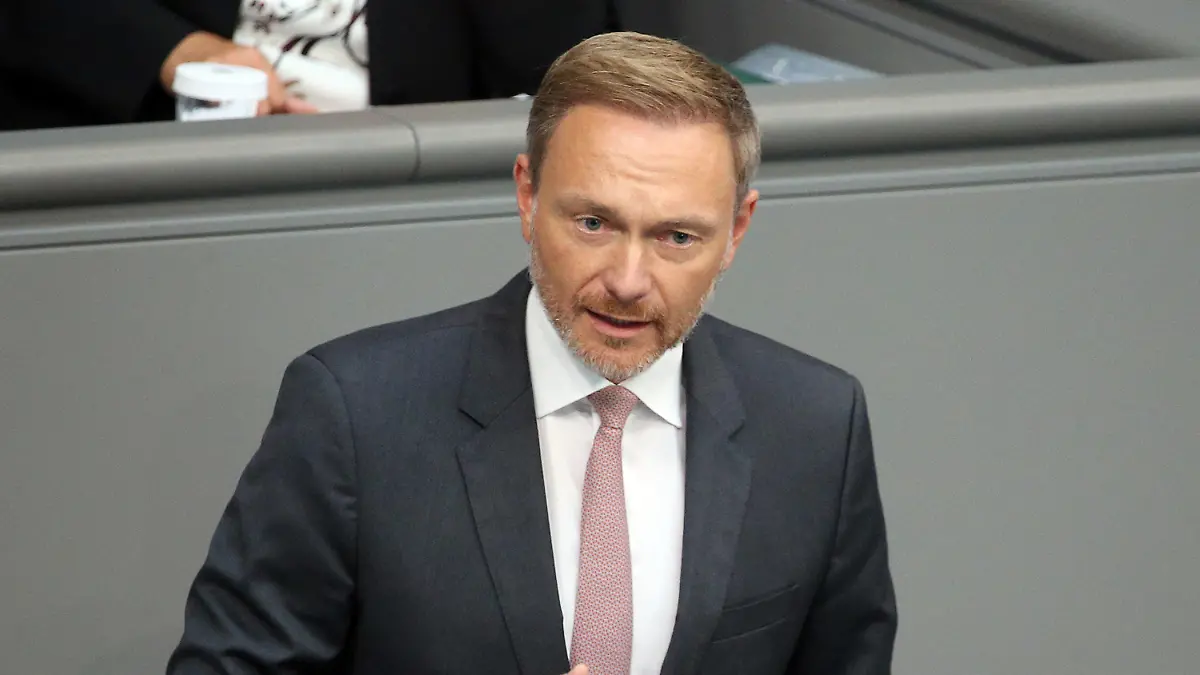 ARCHIV - 08.09.2022, Berlin: Christian Lindner (FDP), Bundesfinanzminister, spricht im Deutschen Bundestag während der Fortsetzung der Haushaltswoche in der Debatte um Finanzen. (zu dpa: «Lindner: Treuhand wird für «ökonomische Dolchstoßlegende» genutzt») Foto: Wolfgang Kumm/dpa +++ dpa-Bildfunk +++