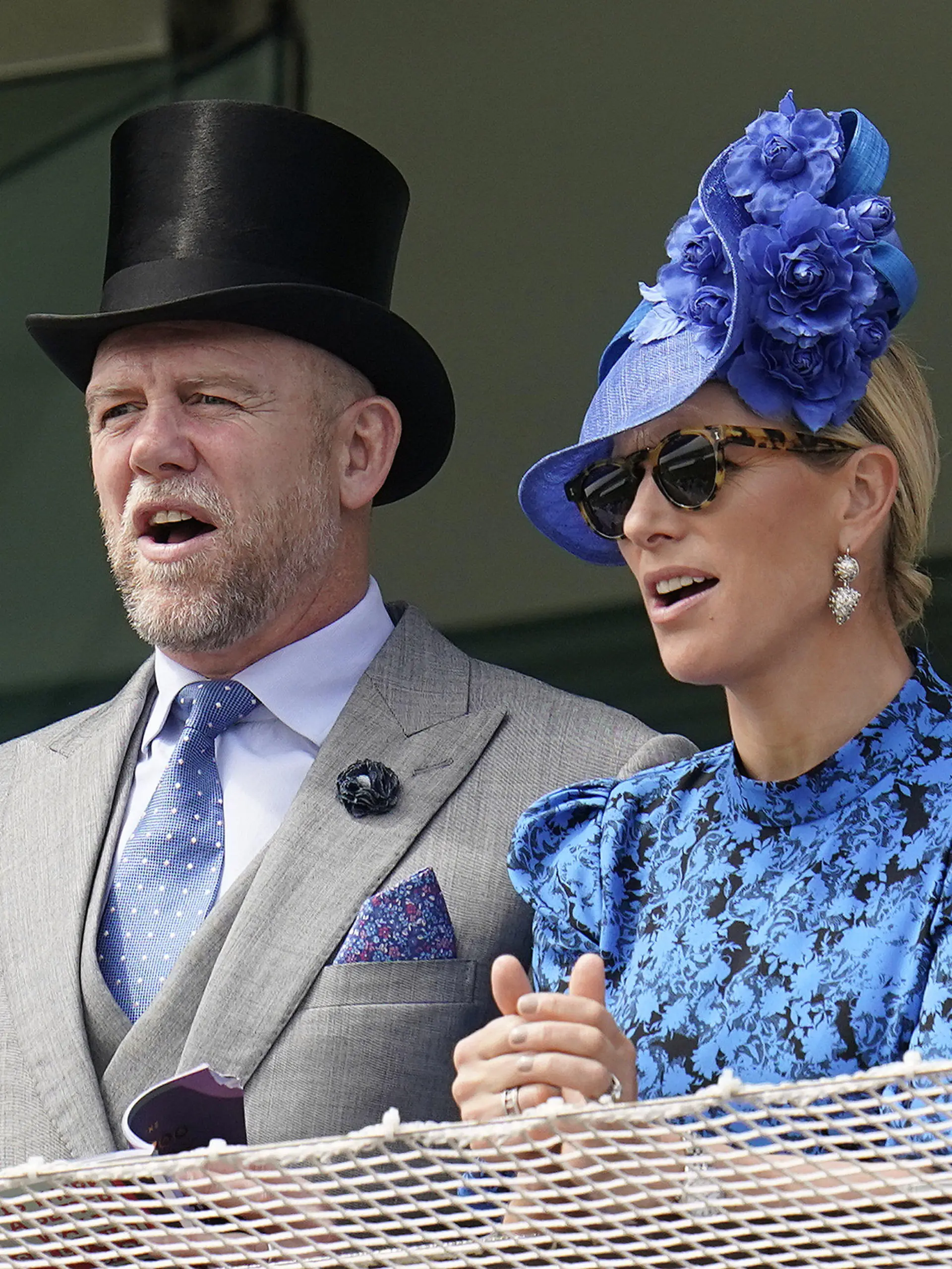 ARCHIV - 04.06.2022, Großbritannien, Surrey: Zara Tindall (r), Tochter von Prinzessin Anne und Enkelin der Queen, und Ehemann Mike Tindall, Rugbyspieler aus England, sehen sich am Derbytag während des Cazoo Derby Festival 2022 auf der Rennbahn von Epsom, am dritten Tag der Feierlichkeiten zum Platinjubiläum der Queen, ein Rennen an. Mike Tindall, nimmt an der TV-Show «I'm a Celebrity· Get Me Out Of Here!» teil, wie der Sender ITV am Montagabend mitteilte. Die Show wird erstmals seit Beginn der Corona-Pandemie wieder in Australien gefilmt. Zuletzt fanden die Dreharbeiten in Wales statt. Foto: Andrew Matthews/PA Wire/dpa +++ dpa-Bildfunk +++