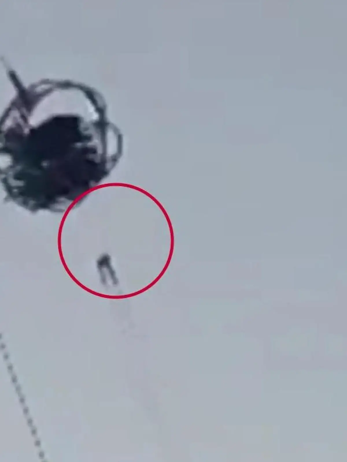 Es ist DIE Horrorvorstellung jedes Adrenalinjunkies: Ein Defekt am Fahrgeschäft. Als im Norden Chinas eine Bungee-Kugel in die Höhe katapultiert wird, reißt plötzlich eines der beiden Befestigungsseile - im Video.