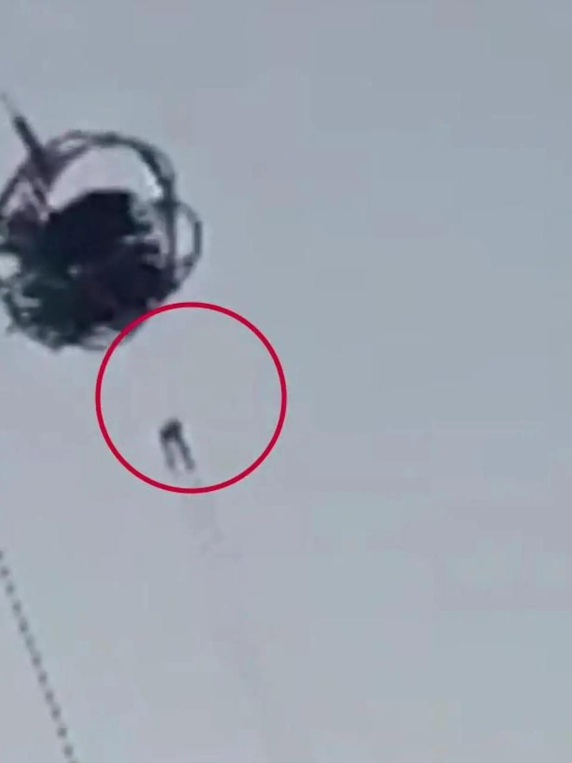 Es ist DIE Horrorvorstellung jedes Adrenalinjunkies: Ein Defekt am Fahrgeschäft. Als im Norden Chinas eine Bungee-Kugel in die Höhe katapultiert wird, reißt plötzlich eines der beiden Befestigungsseile - im Video.