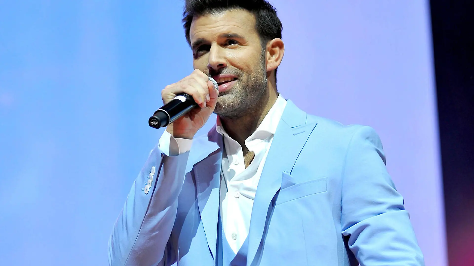 Die Schlagernacht des Jahres. Sänger Jay Khan Team 5ünf Team Fünf während eines Auftrittes im Rahmen der Schlagernacht des Jahres am 15.10.2022 in der Hanns-Martin-Schleyer-Halle, Stuttgart. 20221015MWI45723 *** The Schlagernacht des Jahres singer Jay Khan Team 5 Five Team Five during a performance at the Schlagernacht des Jahres on 15 10 2022 at the Hanns Martin Schleyer Halle, Stuttgart 20221015MWI45723