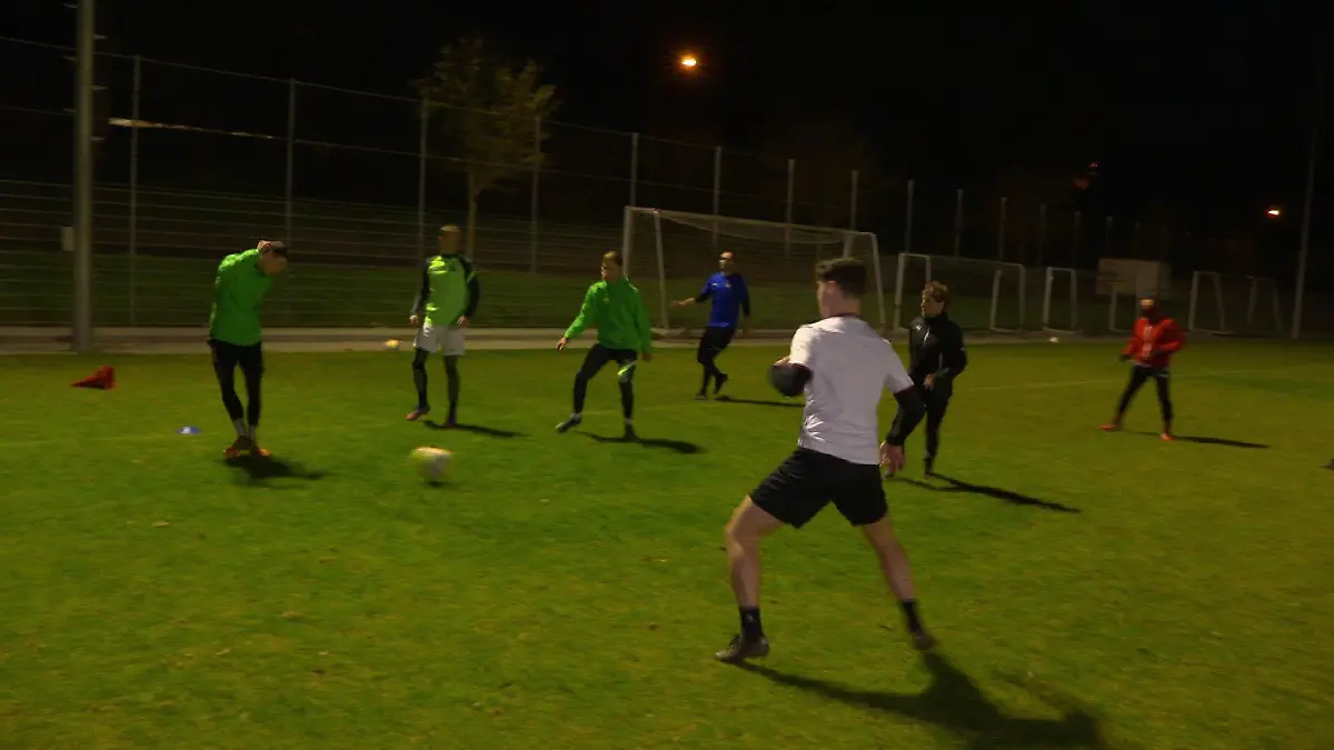 Auf dem Platz sind die Kicker vom 1. SV Teutonia 08 e.V. Großenlüder alle gleich - die Unterschiede zeigen sich beim Duschen. Wer hält die 17 Grad Wassertemperatur aus?