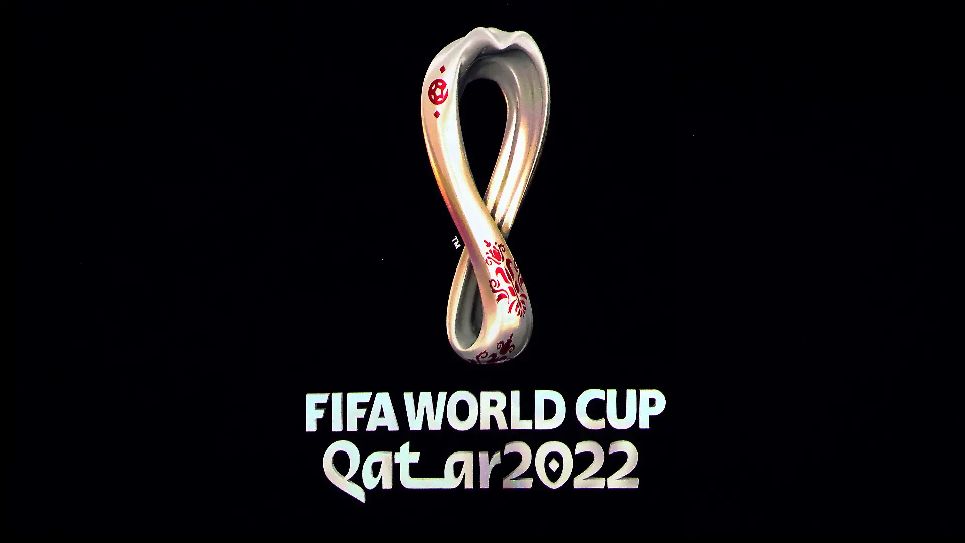 ARCHIV - 01.04.2022, Katar, Doha: Fußball: vor der WM: Das Logo der Fußballweltmeisterschaft 2022 in Katar. Die kommende Fußball-WM soll Medienberichten zufolge offenbar einen Tag früher als geplant beginnen, damit Gastgeber Katar das Eröffnungsspiel austragen kann. Foto: Nick Potts/PA Wire/dpa +++ dpa-Bildfunk +++