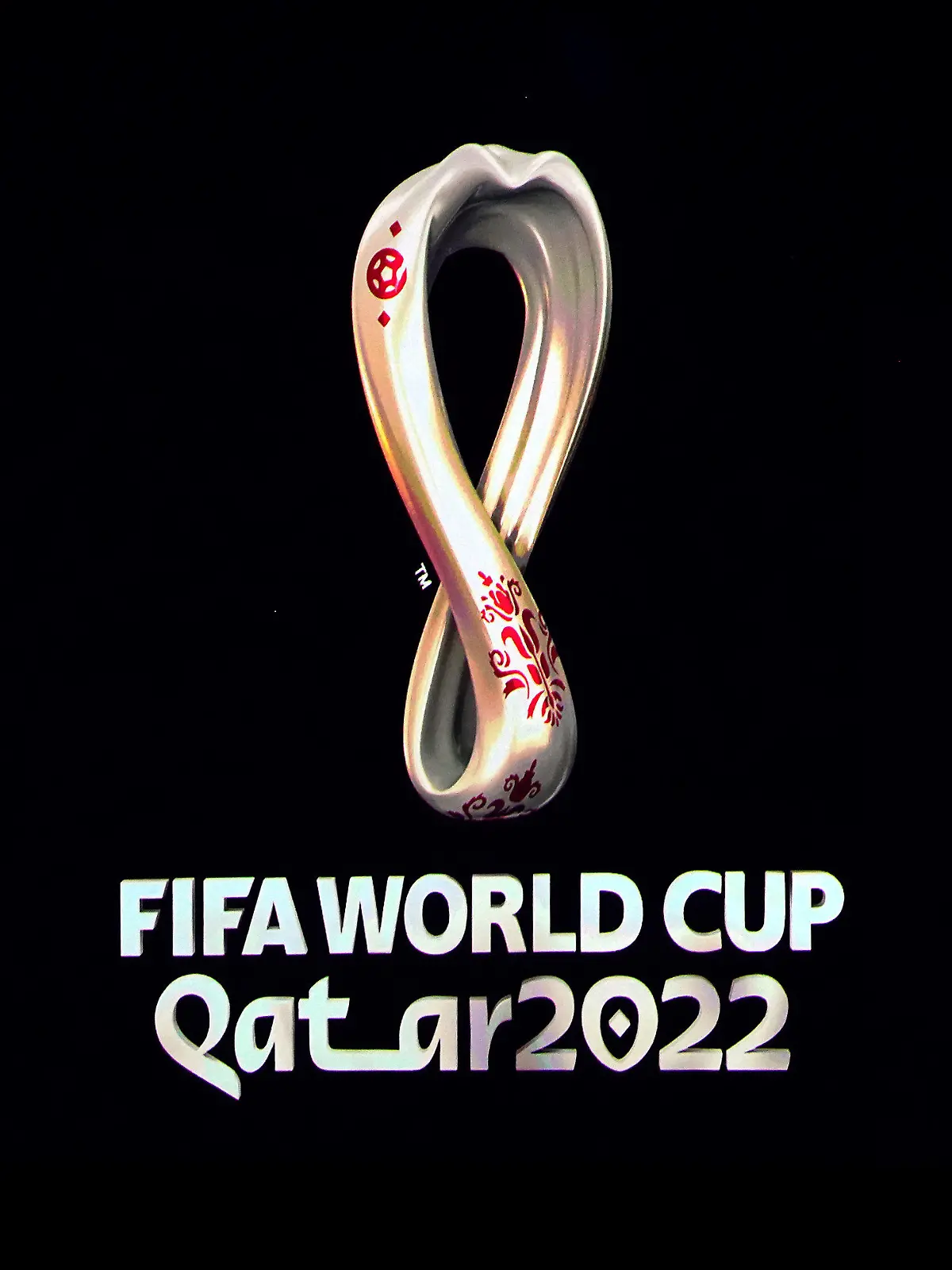 ARCHIV - 01.04.2022, Katar, Doha: Fußball: vor der WM: Das Logo der Fußballweltmeisterschaft 2022 in Katar. Die kommende Fußball-WM soll Medienberichten zufolge offenbar einen Tag früher als geplant beginnen, damit Gastgeber Katar das Eröffnungsspiel austragen kann. Foto: Nick Potts/PA Wire/dpa +++ dpa-Bildfunk +++