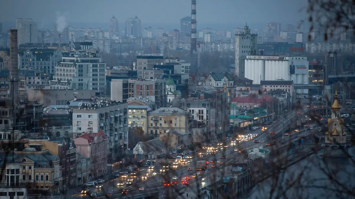  November 7, 2022, Kyiv, Ukraine: Central Kyiv without electricity after critical civil infrastructure was hit by Russian missile attacks in Ukraine. Kyiv authorities are planning to evacuate three million residents if the Ukrainian capital suffers a complete blackout. Kyiv Ukraine - ZUMAs197 20221107_zaa_s197_288 Copyright: xOleksiixChumachenkox