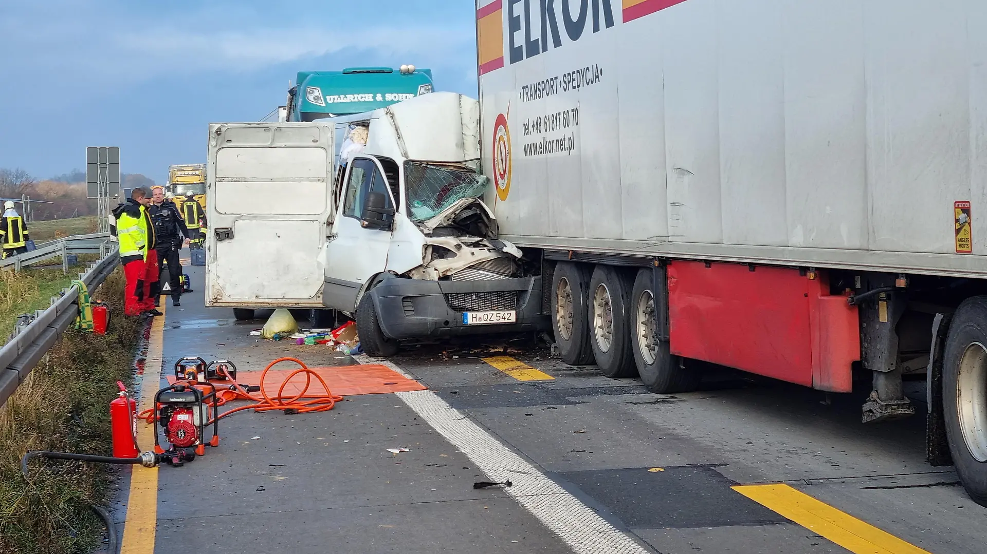 21.11.2022 Scheuditz;
Foto: Der Transporter ist in das Heck des Lastwagens gekracht. Für den Fahrer kam jede Hilfe zu spät

Nach Horror-Unfall an Stauende
Hier trauert ein Labrador um sein Herrchen, Mann starb im Kleintransporter, Hund sitzt stundenlang an Autobahn
Tapfer sitzt der Labrador bei klirrender Kälte am Rand der Autobahn. Stundenlang harrt er aus, wartet auf sein Herrchen. Vergebens!
Dramatische Szenen Montagmittag auf der A9 zwischen Schkeuditzer Kreuz und Großkugel! Gegen 13.30 Uhr übersieht der Fahrer (54) eines Iveco-Transporters einen vor ihm fahrenden Sattelzug, rast nahezu ungebremst unter den Auflieger.
Der 54-jährige Mann stirbt noch im Wrack, seine Ehefrau, die Beifahrerin, wurde verletzt, steht unter Schock, sagte eine Polizeisprecherin am Montag nach dem Unglück.
Nur der Labrador des Fahrers übersteht das Unglück unbeschadet. Der Hund kam vorerst in ein Tierheim, der tragische Unfall beschäftigt die Polizei noch bis in die Abendstunden.  *** Local Caption *** 
