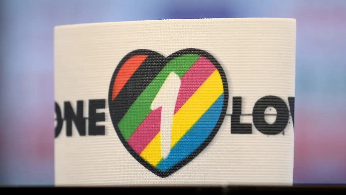 ARCHIV - 21.09.2022, Hessen, Frankfurt/Main: Fußball: Nationalmannschaft, Deutschland, Nations League, vor den Spielen gegen Ungarn und England, Pressekonferenz, DFB-Campus: Die spezielle Kapitänsbinde als Zeichen gegen Diskriminierung und für Vielfalt liegt auf einem Tisch. Diese ziert «ein Herz in bunten Farben, die für Vielfalt stehen, sowie die Aufschrift 'One Love'». (zu dpa: «Gelb-Drohung: Niederlande verzichtet auf «One Love»-Kapitänsbinde») Foto: Sebastian Gollnow/Deutsche Presse-Agentur GmbH/dpa +++ dpa-Bildfunk +++