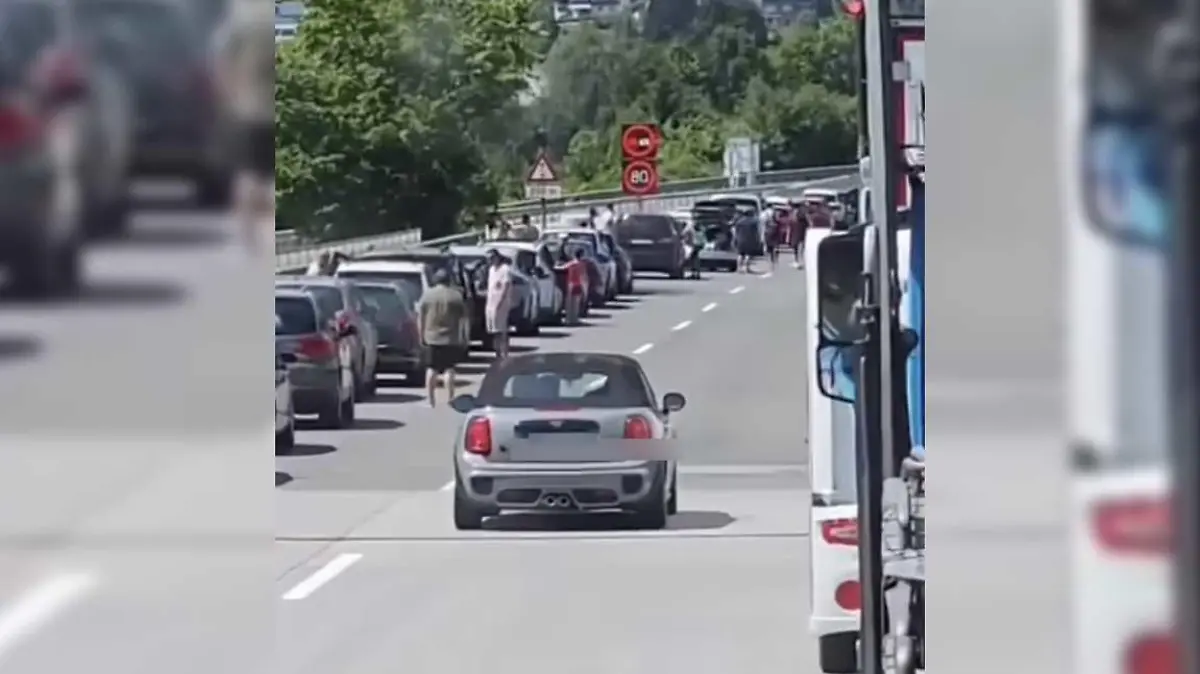 Dieser Mini ignoriert die Rettungsgasse und fährt mittendurch!
