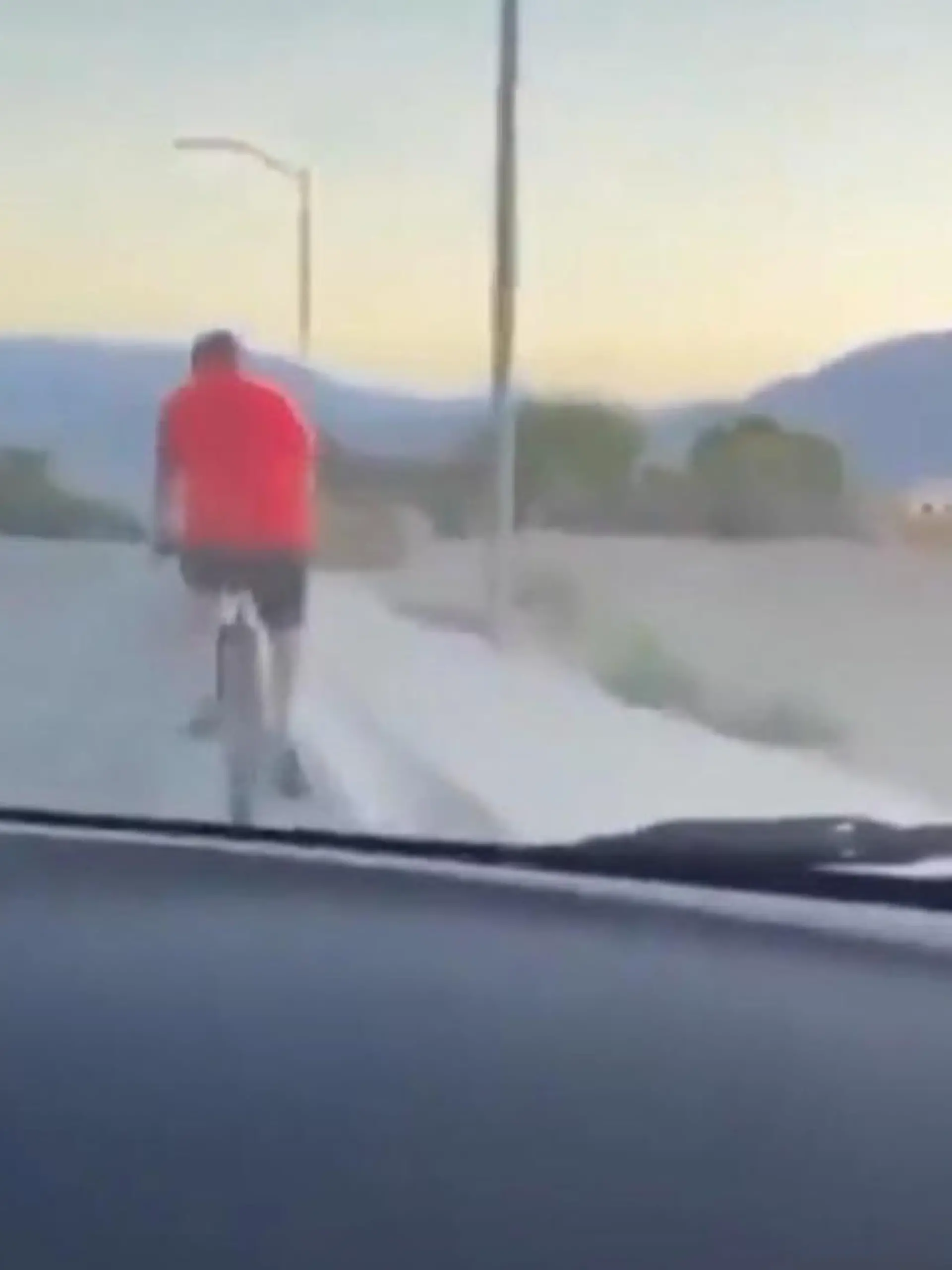 In Las Vegas haben zwei Jugendliche einen Radfahrer mit einem Auto tödlich verletzt. Bei dem Aufprall knallt der Mann gegen die Windschutzscheibe und fällt hinter dem Wagen auf die Straße. Dort bleibt er regungslos liegen. Er wird ins Krankenhaus gebracht, dort kann nur noch sein Tod festgestellt werden.