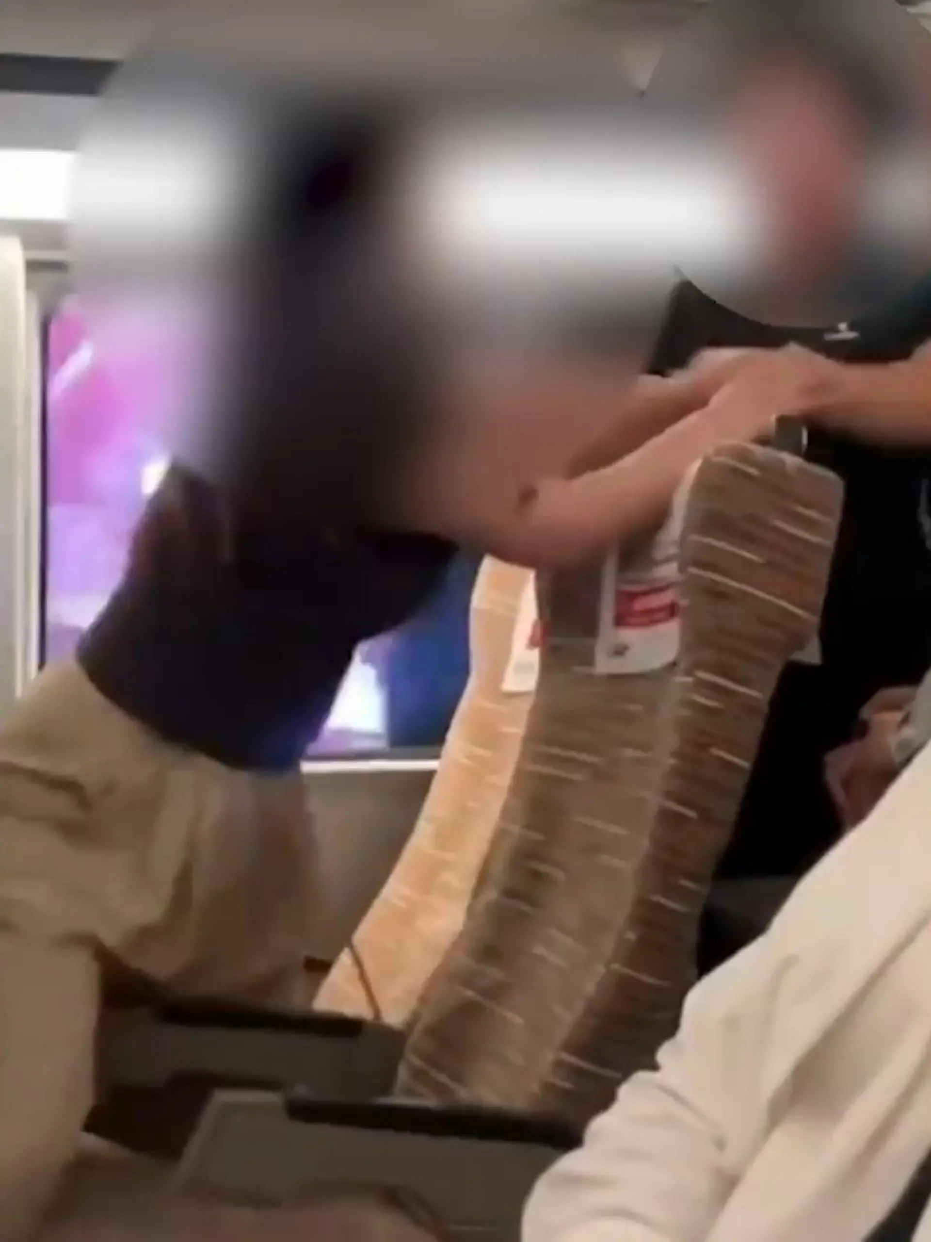 Was ist denn hier los? Zwei Frauen gehen in einem Zug in China aufeinander los. Schnell eskaliert die Lage, es fliiegen die Fetzen, ehe sich weitere Fahrgäste einmischen und dazwischen gehen. Was der genaue Auslöser ist, ist nicht überliefert - der Pünktlichkeit jednefalls dürfte dieser Ausraster nicht geschuldet sein: Verspätungen sind in China größtenteils unbekannt.