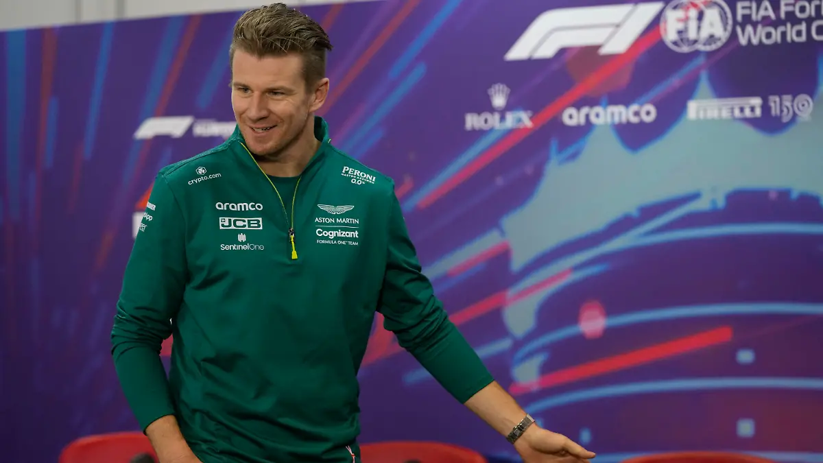 ARCHIV - 18.03.2022, Bahrain, Sakhir: Motorsport: Formel-1-Weltmeisterschaft, vor dem Grand Prix von Bahrain, Pressekonferenzen: Nico Hülkenberg aus Deutschland vom Team Aston Martin gestikuliert während einer Pressekonferenz. Das Rennen um den Großen Preis von Bahrain findet am 20.03.2022 statt . (zu dpa: «Keine Haas-Zukunft für Mick Schumacher - Übernimmt Nico Hülkenberg?») Foto: Hassan Ammar/AP/dpa +++ dpa-Bildfunk +++