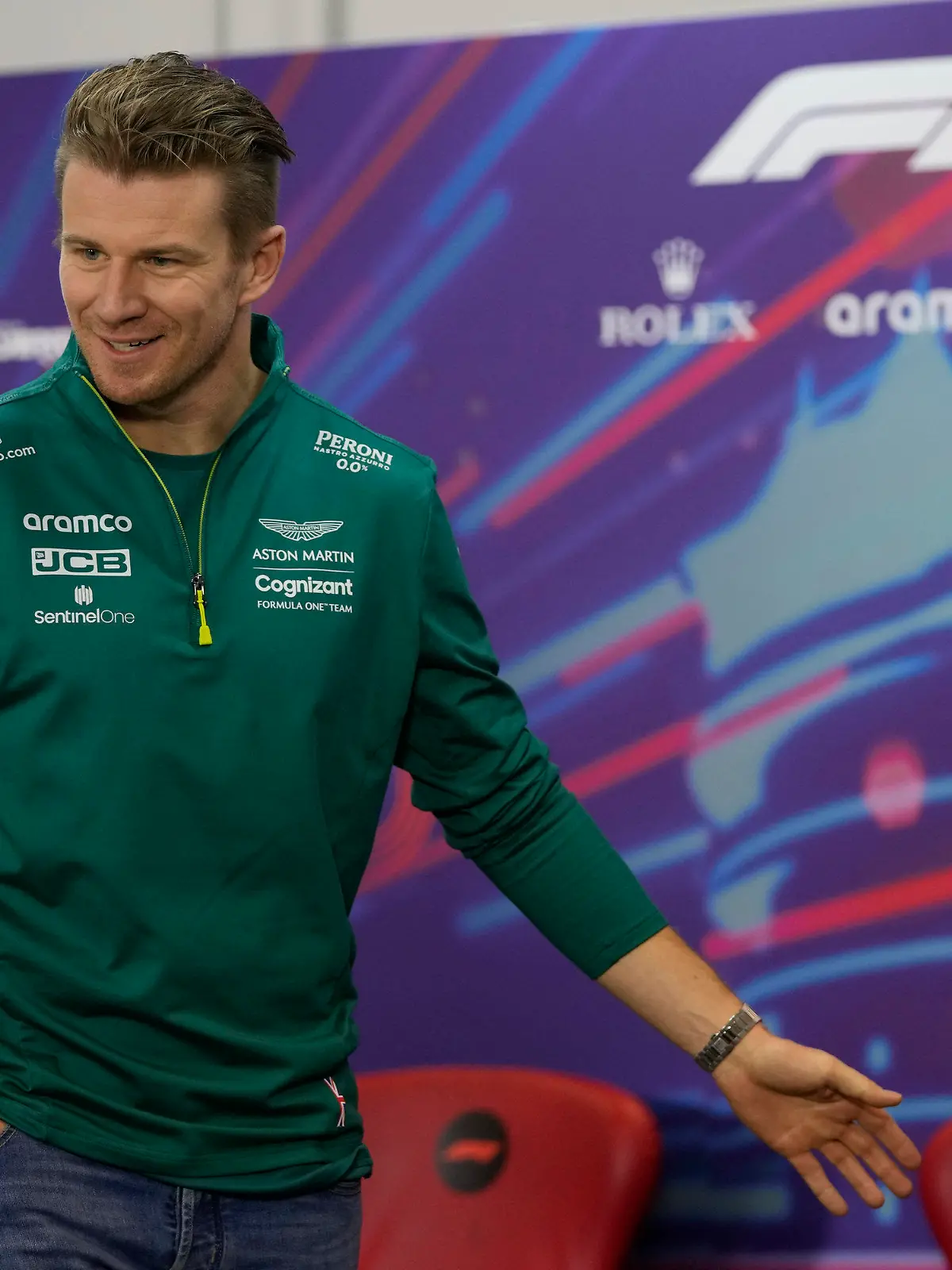 ARCHIV - 18.03.2022, Bahrain, Sakhir: Motorsport: Formel-1-Weltmeisterschaft, vor dem Grand Prix von Bahrain, Pressekonferenzen: Nico Hülkenberg aus Deutschland vom Team Aston Martin gestikuliert während einer Pressekonferenz. Das Rennen um den Großen Preis von Bahrain findet am 20.03.2022 statt . (zu dpa: «Keine Haas-Zukunft für Mick Schumacher - Übernimmt Nico Hülkenberg?») Foto: Hassan Ammar/AP/dpa +++ dpa-Bildfunk +++