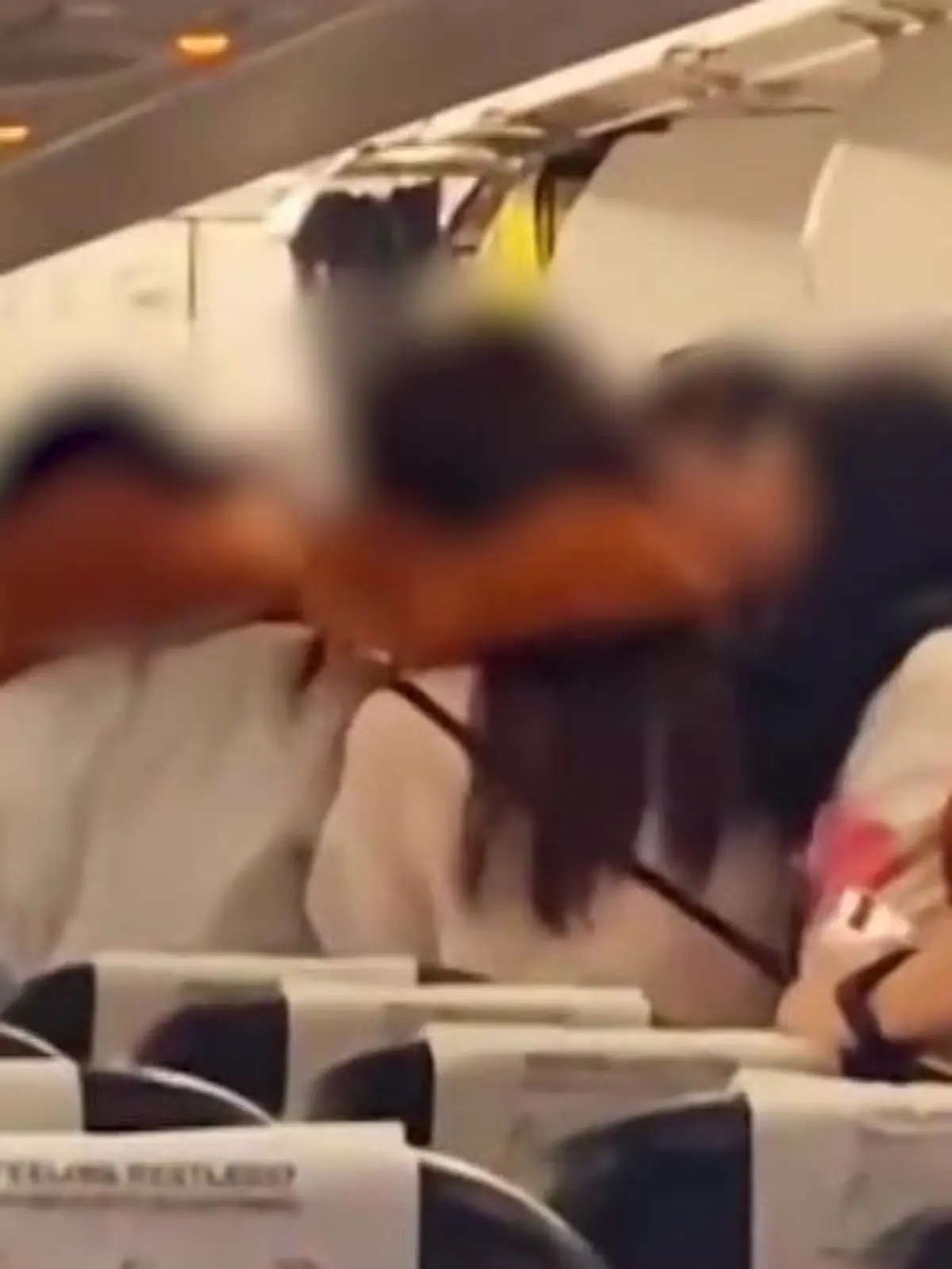 Als eine Frau „Was guckst du so“ sagt, schlagen fünf Frauen plötzlich los!
Flug TR144 aus Singapur ist gerade in Shenzhen gelandet, die Passagiere wollen gleich durch den Mittelgang zu den Ausgängen gehen, da verlieren fünf Insassen die Beherrschung.