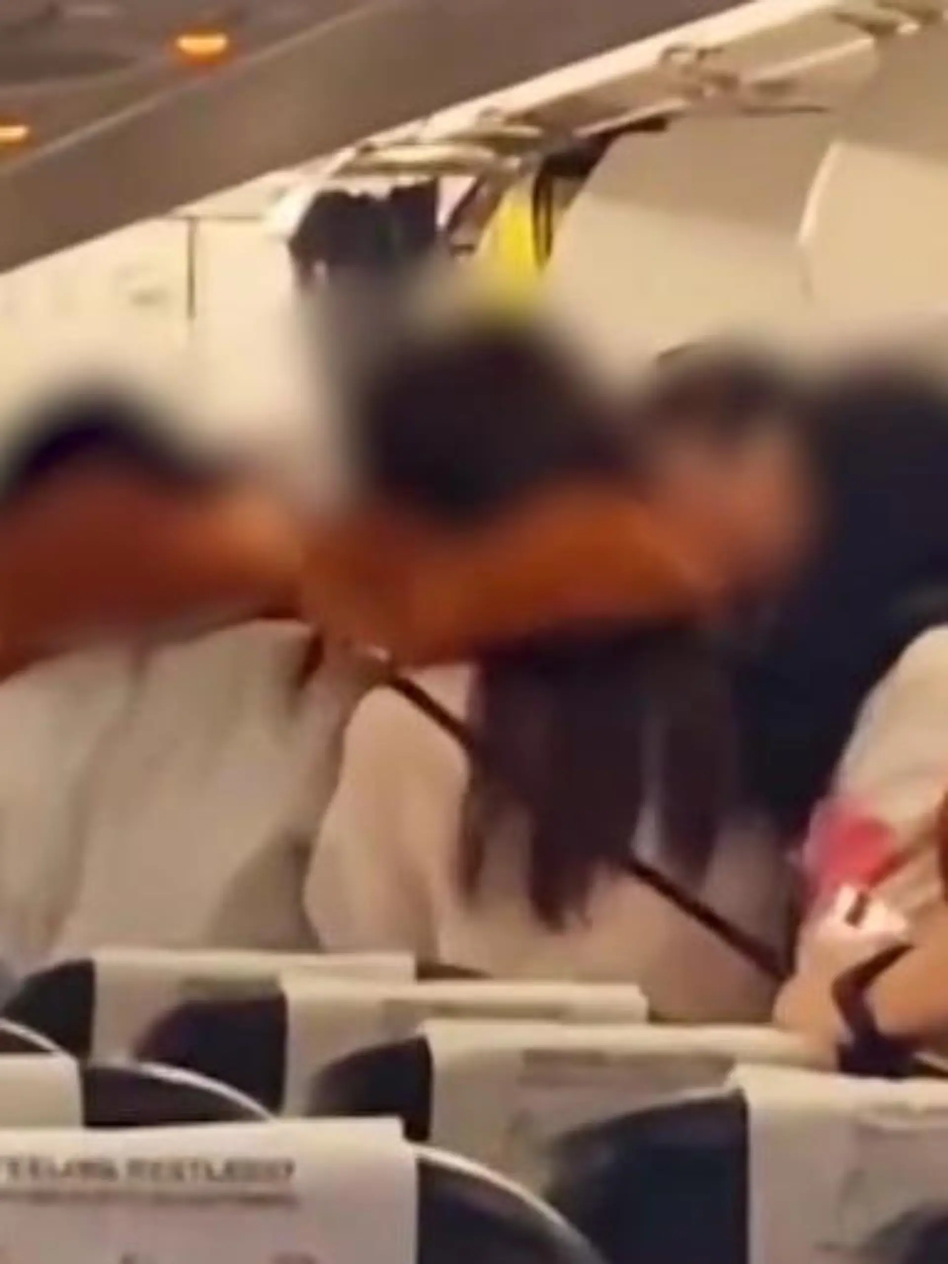 Als eine Frau „Was guckst du so“ sagt, schlagen fünf Frauen plötzlich los!
Flug TR144 aus Singapur ist gerade in Shenzhen gelandet, die Passagiere wollen gleich durch den Mittelgang zu den Ausgängen gehen, da verlieren fünf Insassen die Beherrschung.