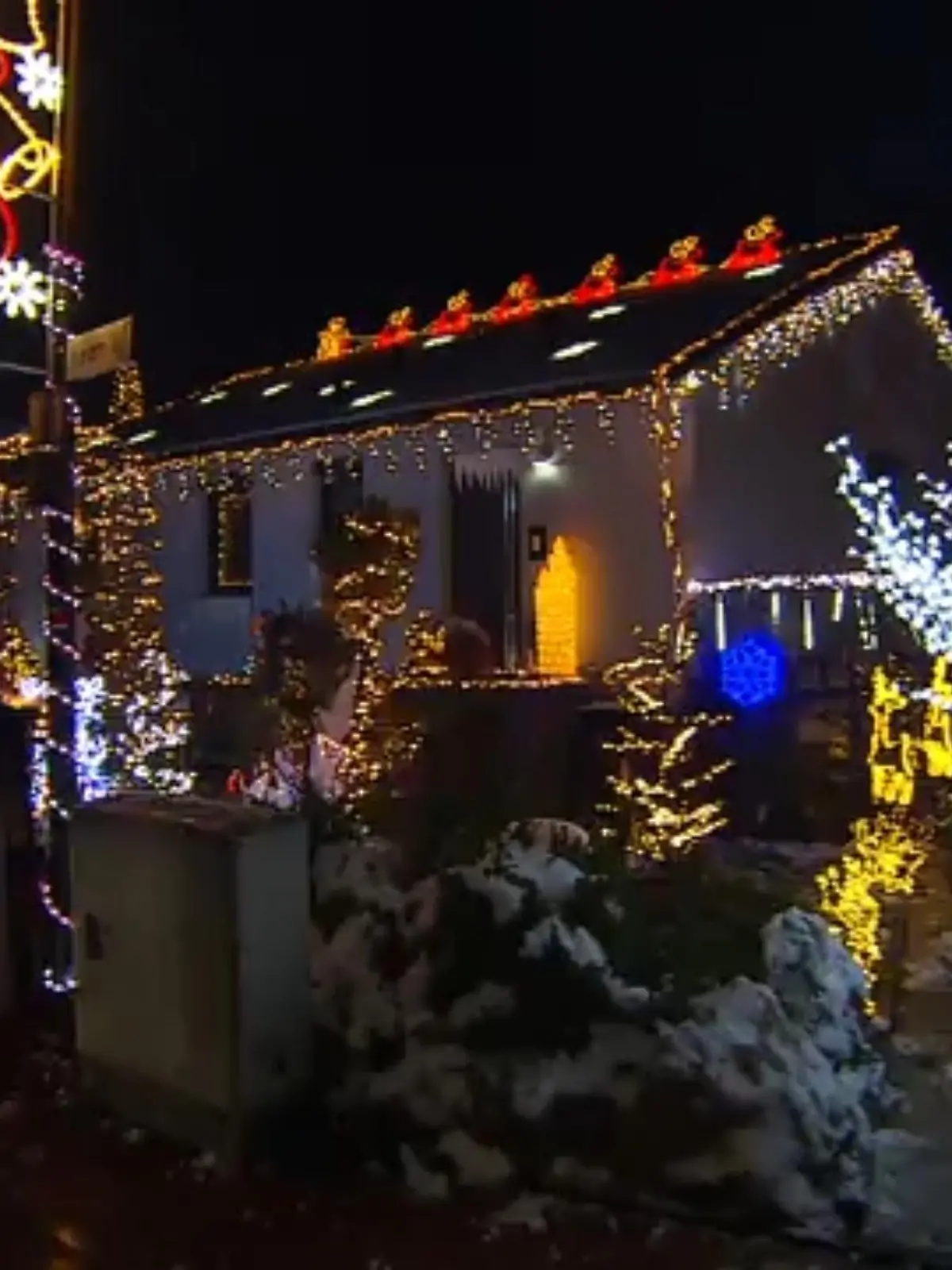 Es funkelt, es glitzert und glänzt – dieses Haus im hessischen Ahnatal lässt nicht nur Kinderaugen leuchten. Geschlagene 85.000 LED-Lichter erleuchten das Haus und den Garten von Dominik Pieczko und Sascha Bärwald. Wer noch nicht in vorweihnachtlicher Stimmung ist, wird das sicher bei diesem Anblick ändern. Mehr über das Weihnachtshaus und warum sie trotz Energiekrise nicht auf ihr Lichtermeer verzichten wollen – im Artikel.