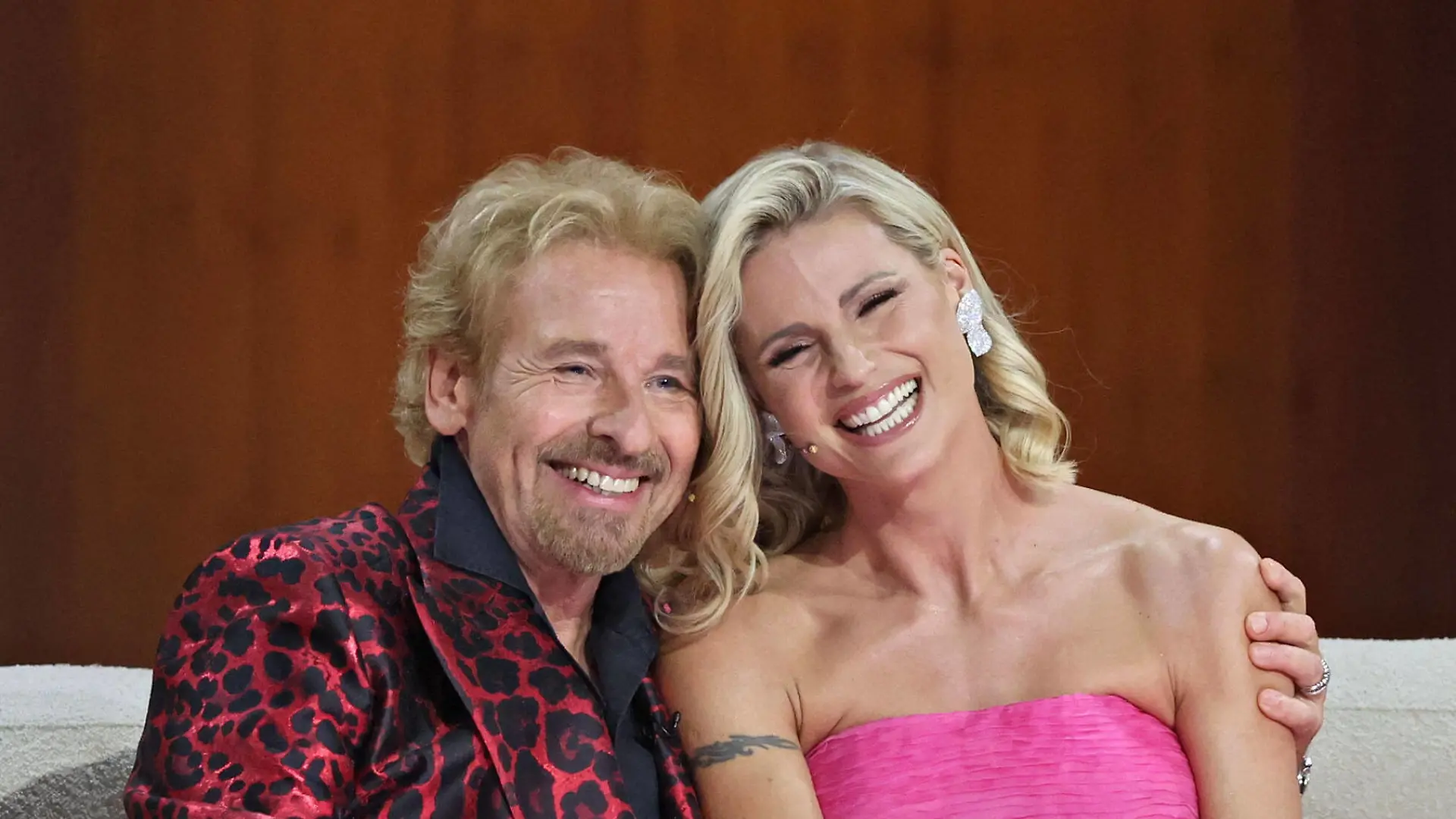 ZDF - Wetten, dass... Fernsehmoderator Thomas Gottschalk und Fernsehmoderatorin Michelle Hunziker während der ZDF - Fernsehshow Wetten , dass... am 19.11.2022 live aus Friedrichshafen. 20221119SBK0014 *** ZDF bets that TV host Thomas Gottschalk and TV host Michelle Hunziker during the ZDF TV show Wetten , dass on 19 11 2022 live from Friedrichshafen 20221119SBK0014