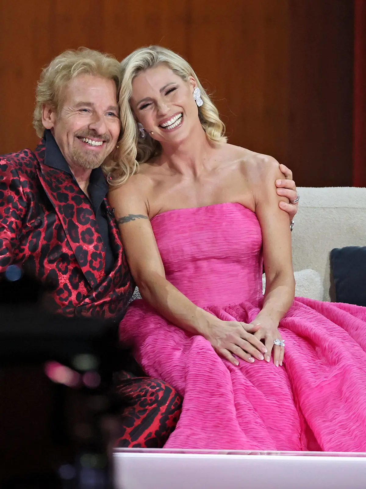  ZDF - Wetten, dass... Fernsehmoderator Thomas Gottschalk und Fernsehmoderatorin Michelle Hunziker während der ZDF - Fernsehshow Wetten , dass... am 19.11.2022 live aus Friedrichshafen. 20221119SBK0014 *** ZDF bets that TV host Thomas Gottschalk and TV host Michelle Hunziker during the ZDF TV show Wetten , dass on 19 11 2022 live from Friedrichshafen 20221119SBK0014