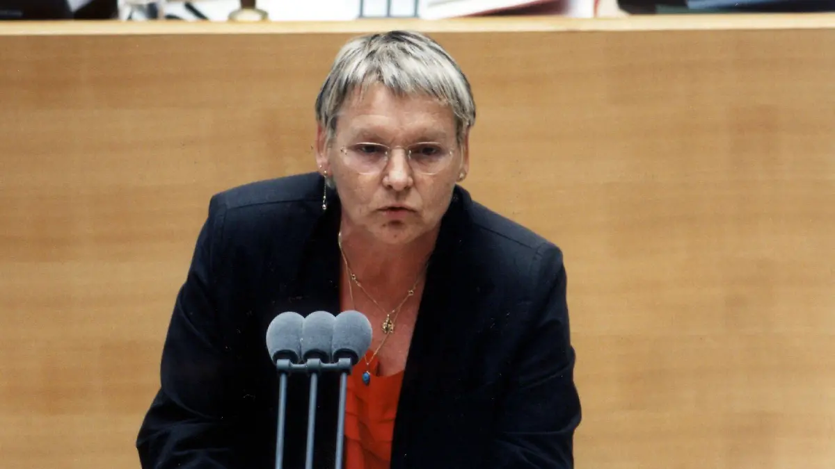 31.05.1998, Nordrhein-Westfalen, Bonn: Die Speerwurf-Olympiasiegerin und damalige PDS-Bundestagsabgeordnete Ruth Fuchs spricht am Rednerpult im Deutschen Bundestag während einer Debatte. Die zweimalige Olympiasiegerin im Speerwurf ist mit 76 Jahren gestorben. (zu dpa: ««Frau mit dem eisernen Arm»: Olympiasiegerin Fuchs gestorben») Foto: Fotoreport/Deutscher Bundestag/dpa +++ dpa-Bildfunk +++