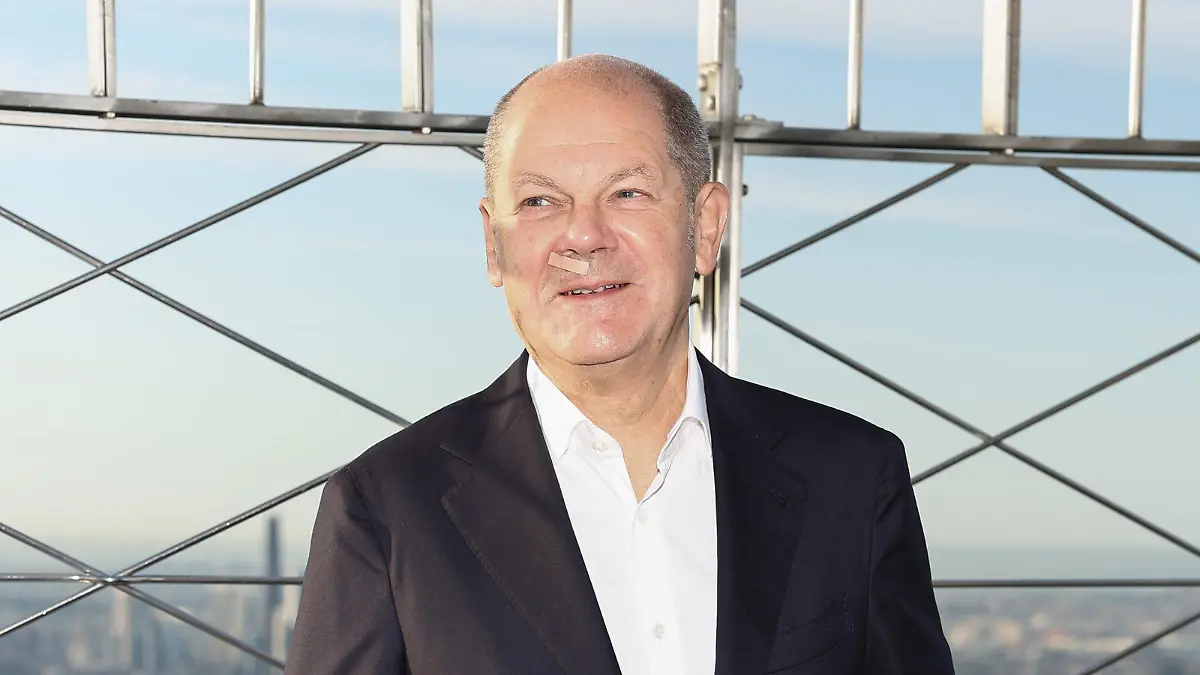 NEW YORK, NEW YORK - SEPTEMBER 20: German Chancellor Olaf Scholz visits the Empire State Building Observatory at The Empire State Building on September 20, 2023 in New York City. (Photo by Arturo Holmes/Getty Images for Empire State Realty Trust)