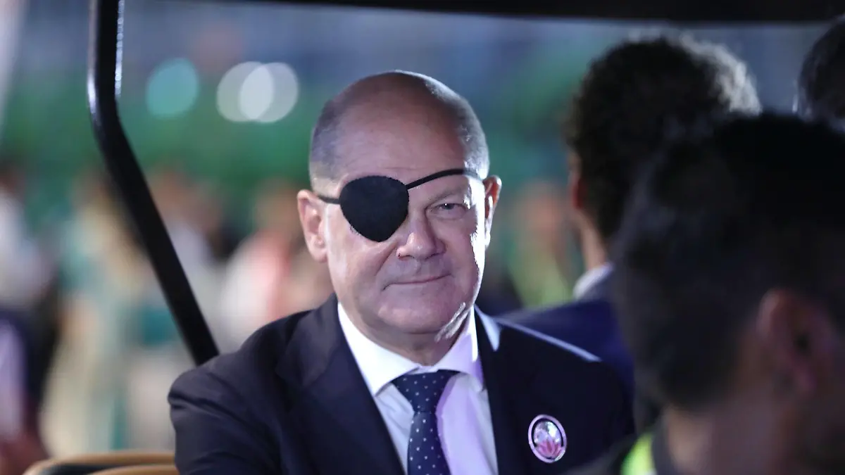 Neu-Delhi, Indien, 09.09.2023: Bundeskanzler Olaf Scholz wird beim G20-Gipfel am Samstagnachmittag auf einer Art Golfmobil von einer Pressekonferenz weggefahren *** New Delhi, India, 09 09 2023 German Chancellor Olaf Scholz is driven away from a press conference at the G20 summit on Saturday afternoon on a kind of golfmobile Copyright: xdtsxNachrichtenagenturx dts_21964