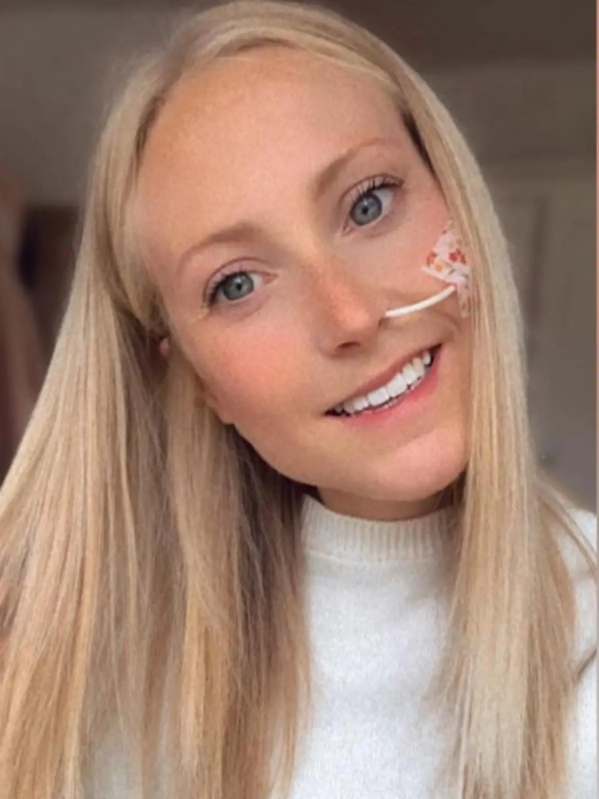 Mit gerade mal 25 Jahren ist Talia Sinnott bereits auf auf eine Ernährungssonde angewiesen, die sie mit den nötigen Nährstoffen versorgt. Der Grund: Die Britin leidet an Gastroparese, einer Magenkrankheit, durch die sie große Probleme beim Verdauen hat – aber das war nicht immer so. Erst im Januar 2022 haben die Schmerzen begonnen, vermutlich ausgelöst durch eine Mumps-Infektion.
