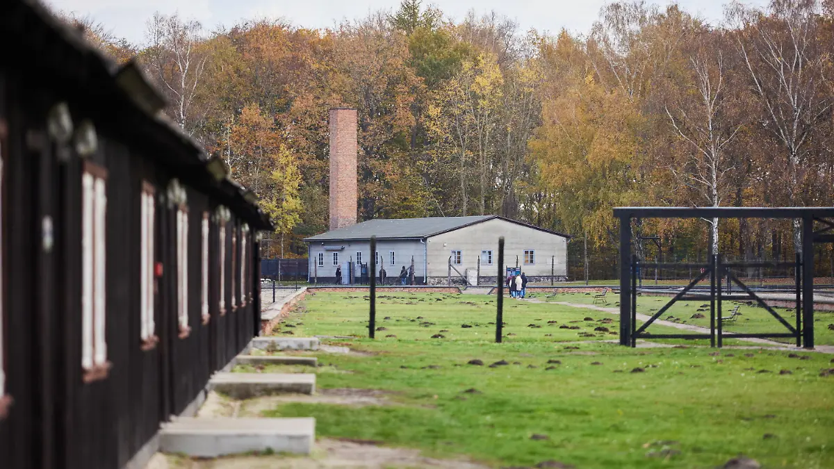 04.11.2022, Polen, Sztutowo: Ein Blick auf das ehemalige Konzentrationslager Stutthof. Richter des Landgerichts Itzehoe und historische Experten besichtigen das ehemalige Konzentrationslager im Rahmen eines Prozesses gegen die ehemalige KZ-Sekretärin Irmgard F.. Foto: Jan Dzban/PAP/dpa +++ dpa-Bildfunk +++