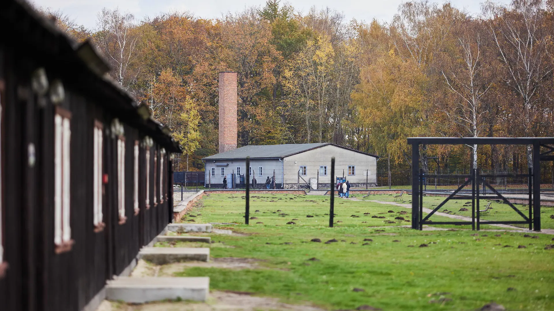 04.11.2022, Polen, Sztutowo: Ein Blick auf das ehemalige Konzentrationslager Stutthof. Richter des Landgerichts Itzehoe und historische Experten besichtigen das ehemalige Konzentrationslager im Rahmen eines Prozesses gegen die ehemalige KZ-Sekretärin Irmgard F.. Foto: Jan Dzban/PAP/dpa +++ dpa-Bildfunk +++