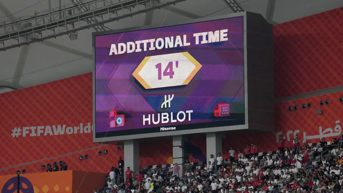 21.11.2022, Katar, Doha: Fußball, WM 2022 in Katar, England - Iran, Vorrunde, Gruppe B, Chalifa International Stadion, Die Großbildleinwand zeigt die vierzehnminütige Nachspielzeit am Ende der ersten Halbzeit. Foto: Martin Rickett/PA Wire/dpa +++ dpa-Bildfunk +++