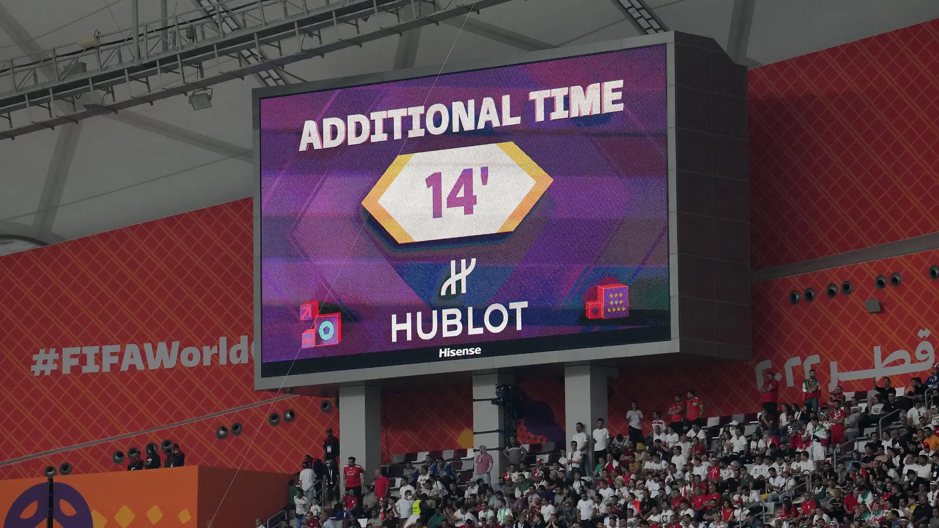 21.11.2022, Katar, Doha: Fußball, WM 2022 in Katar, England - Iran, Vorrunde, Gruppe B, Chalifa International Stadion, Die Großbildleinwand zeigt die vierzehnminütige Nachspielzeit am Ende der ersten Halbzeit. Foto: Martin Rickett/PA Wire/dpa +++ dpa-Bildfunk +++