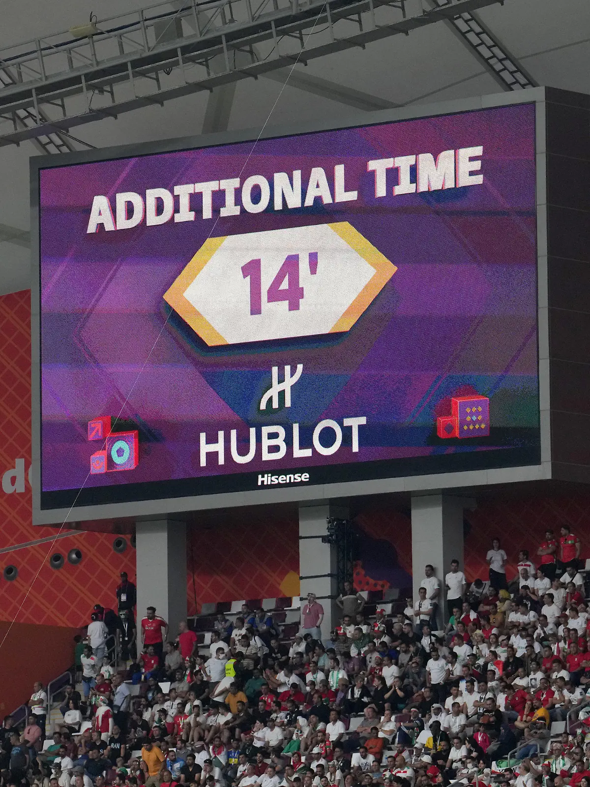 21.11.2022, Katar, Doha: Fußball, WM 2022 in Katar, England - Iran, Vorrunde, Gruppe B, Chalifa International Stadion, Die Großbildleinwand zeigt die vierzehnminütige Nachspielzeit am Ende der ersten Halbzeit. Foto: Martin Rickett/PA Wire/dpa +++ dpa-Bildfunk +++