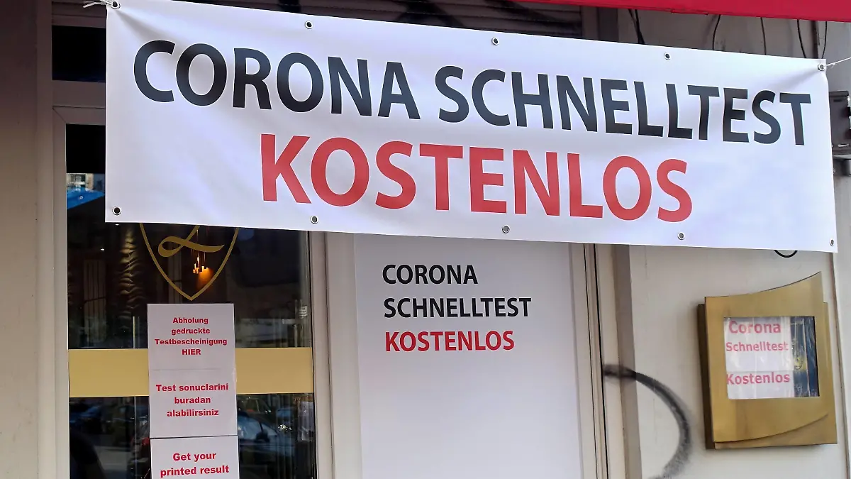 CORONA SCHNELLTEST KOSTENLOS - auf Coronainfektion testen - Corona - Coronakrisenzeit - Coronatest - Coronaschnelltest -Testzentrum - Corona-Kontaktverfolgung - öffentliches Leben - Corona-Infektion - Coronafallzahlen - Coronakrise - Maskenpflicht - COVID-19 - SARS-CoV-2 - Corona-Krise - Corona-Pandemie - Virus - Viren - Coronaeinschränkungen - Coronavirusausbreitung stoppen - Kampf gegen das Corona-Virus - Angst vor dem Coronavirus - Schutz vor dem Coronavirus - Sichtbare Corona-Maßnahme - öffentlicher Raum - Eindämmung von Corona-Infektionen - Coronavirus-Epidemie - Berlin, Deutschland, DEU, GER, 28.04.2021 - Berlin-Mitte: Die Lale Shisha Bar wurde von der benachbarten Paul Gerhardt Apotheke in Zeiten der Corona-Pandemie in ein Coron