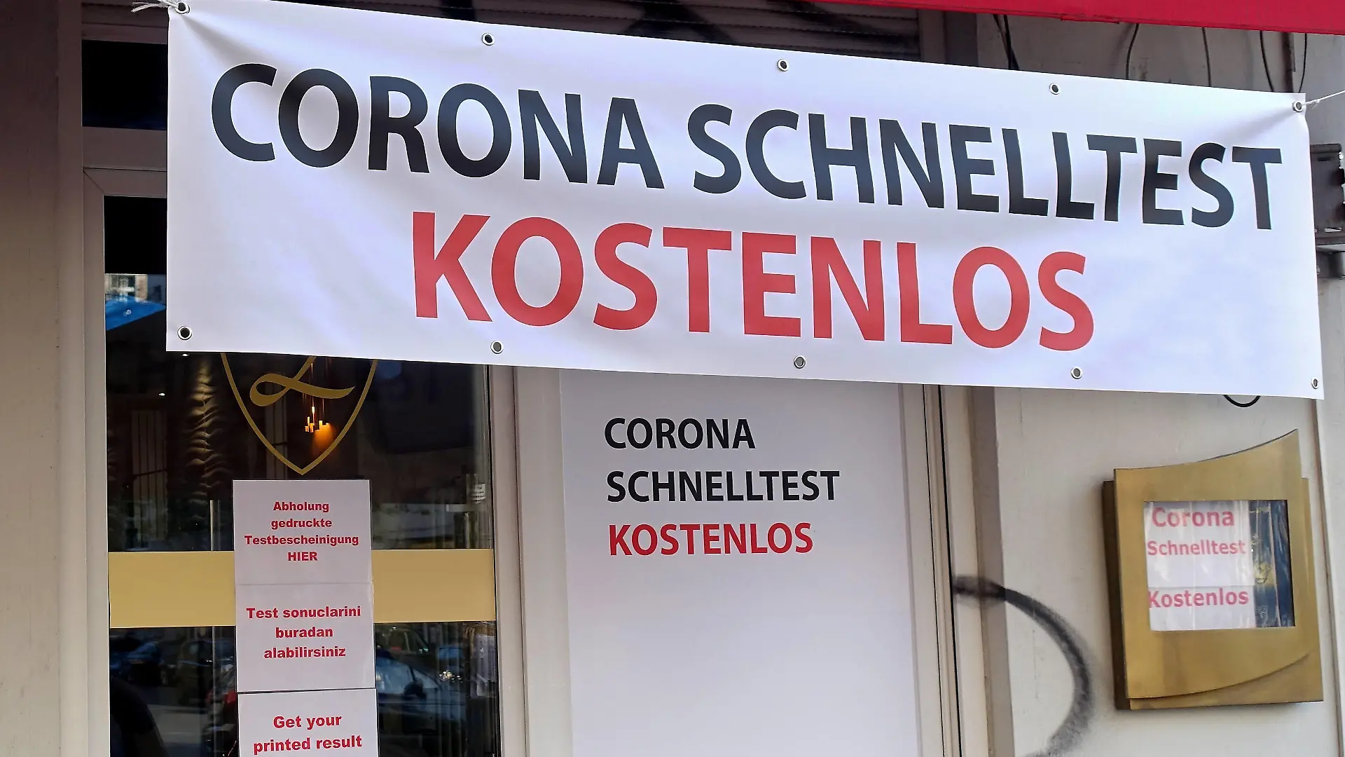 CORONA SCHNELLTEST KOSTENLOS - auf Coronainfektion testen - Corona - Coronakrisenzeit - Coronatest - Coronaschnelltest -Testzentrum - Corona-Kontaktverfolgung - öffentliches Leben - Corona-Infektion - Coronafallzahlen - Coronakrise - Maskenpflicht - COVID-19 - SARS-CoV-2 - Corona-Krise - Corona-Pandemie - Virus - Viren - Coronaeinschränkungen - Coronavirusausbreitung stoppen - Kampf gegen das Corona-Virus - Angst vor dem Coronavirus - Schutz vor dem Coronavirus - Sichtbare Corona-Maßnahme - öffentlicher Raum - Eindämmung von Corona-Infektionen - Coronavirus-Epidemie - Berlin, Deutschland, DEU, GER, 28.04.2021 - Berlin-Mitte: Die Lale Shisha Bar wurde von der benachbarten Paul Gerhardt Apotheke in Zeiten der Corona-Pandemie in ein Coron