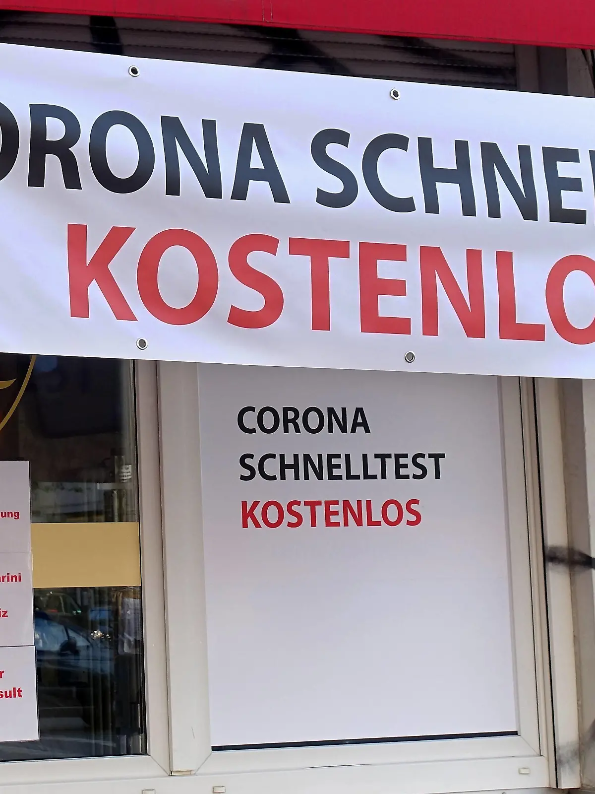 CORONA SCHNELLTEST KOSTENLOS - auf Coronainfektion testen - Corona - Coronakrisenzeit - Coronatest - Coronaschnelltest -Testzentrum - Corona-Kontaktverfolgung - öffentliches Leben - Corona-Infektion - Coronafallzahlen - Coronakrise - Maskenpflicht - COVID-19 - SARS-CoV-2 - Corona-Krise - Corona-Pandemie - Virus - Viren - Coronaeinschränkungen - Coronavirusausbreitung stoppen - Kampf gegen das Corona-Virus - Angst vor dem Coronavirus - Schutz vor dem Coronavirus - Sichtbare Corona-Maßnahme - öffentlicher Raum - Eindämmung von Corona-Infektionen - Coronavirus-Epidemie - Berlin, Deutschland, DEU, GER, 28.04.2021 - Berlin-Mitte: Die Lale Shisha Bar wurde von der benachbarten Paul Gerhardt Apotheke in Zeiten der Corona-Pandemie in ein Coron 