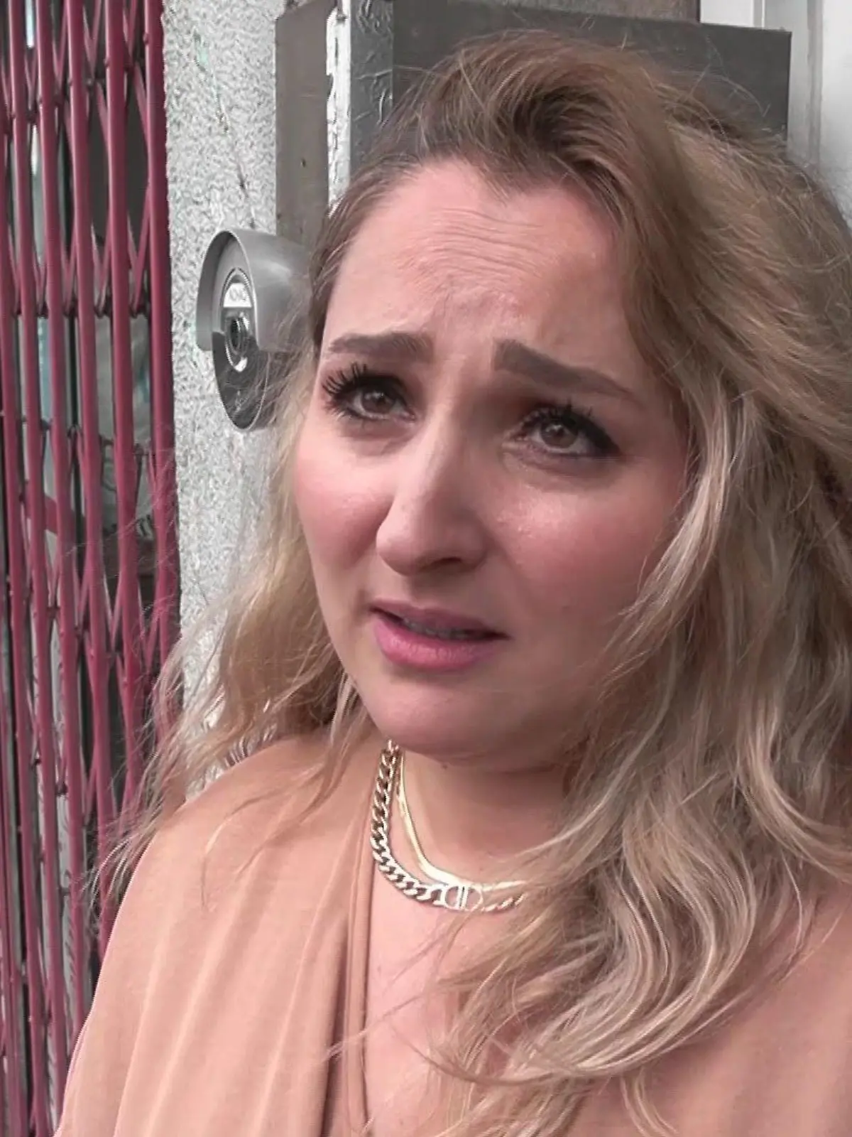 Nachbarin Sabrina hörte Geräusche aus der mutmaßlichen Folter-Wohnung.
