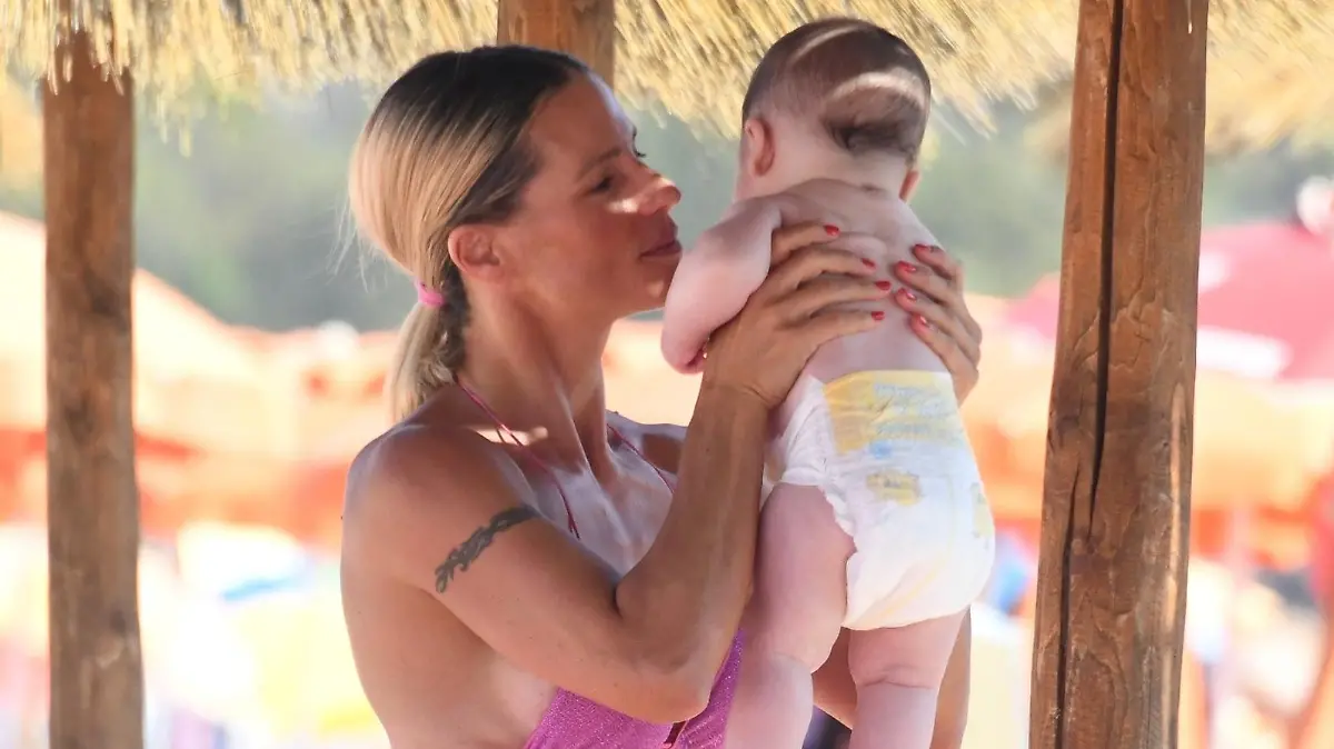 BGUK_2711225 - Sardinia, ITALY - Michelle Hunziker grandmother by the sea in Sardinia. Michelle Hunziker with her nephew Cesare and her daughter Aurora from Eros Ramazzotti and her husband Goffredo
Pictured: Michelle Hunziker
BACKGRID UK 24 AUGUST 2023 
BYLINE MUST READ: MIBA - COBRA TEAM / BACKGRID

 